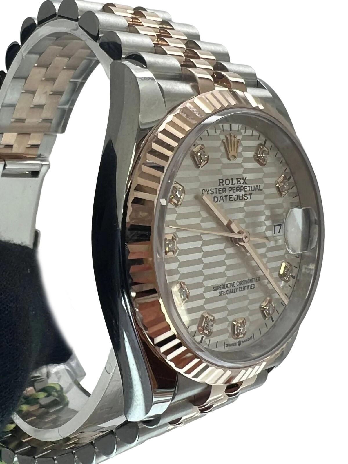 
Die Rolex Datejust 36, Referenz 126231, ist eine luxuriöse und zeitlose Herrenuhr, die klassisches Design und moderne Eleganz perfekt miteinander verbindet. Mit ihrem runden, silbernen Gehäuse und der charakteristischen geriffelten Lünette strahlt