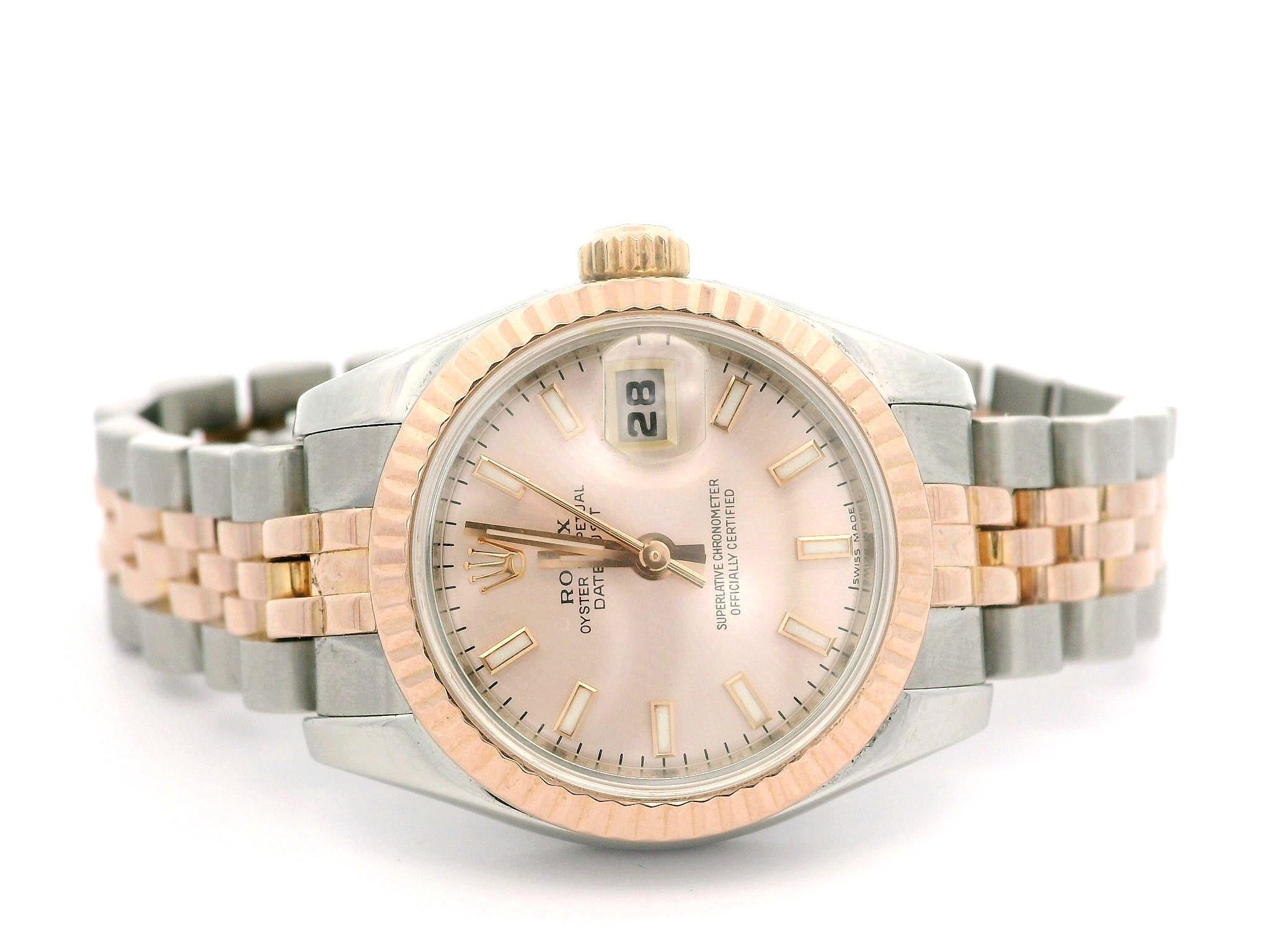Orologiaio:	Rolex
Movimento:	Swiss Made - Automatico - A carica automatica
Materiale:	Oro massiccio Everose 18k e acciaio inossidabile
Peso:	75,1 grammi
Dimensioni della cassa:	26 mm (esclusa la corona)
Altezza:	33 mm (da aletta a aletta)
Lunghezza