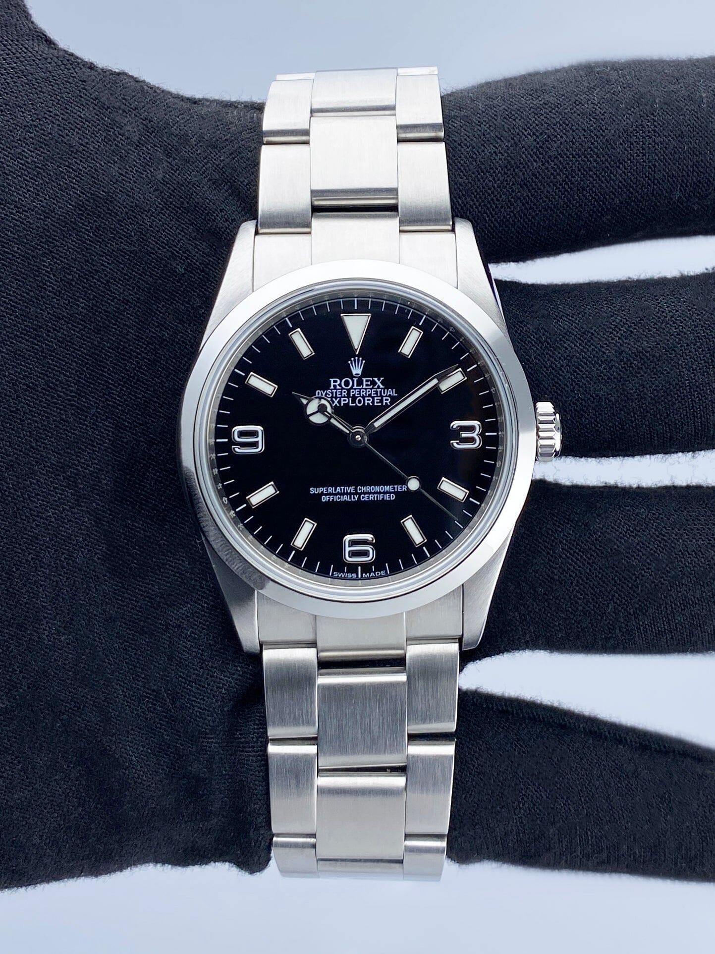 Rolex Oyster Perpetual Explorer 114270 Herrenuhr. 36-mm-Edelstahlgehäuse mit glatter Lünette. Schwarzes Zifferblatt mit Leuchtzeigern, arabischen Ziffern und Index-Stundenmarkierungen. Rehaut eingraviert. Oyster-Edelstahlarmband mit Faltschließe mit