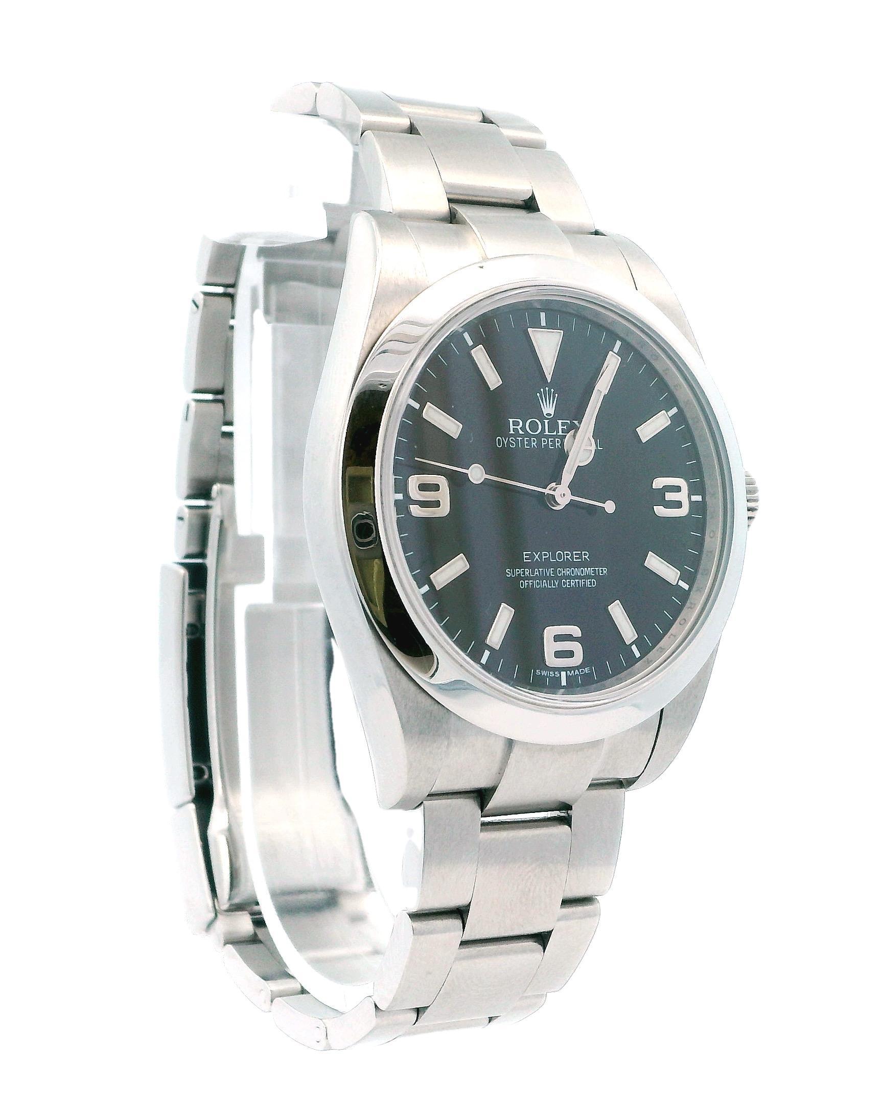 Montre Rolex Oyster perpetual Explorer 214270 pour homme. Boîtier en acier inoxydable de 39 mm. Lunette lisse en acier inoxydable. Cadran noir avec aiguilles en acier luminescentes et index et chiffres arabes. Index des minutes sur le cadran