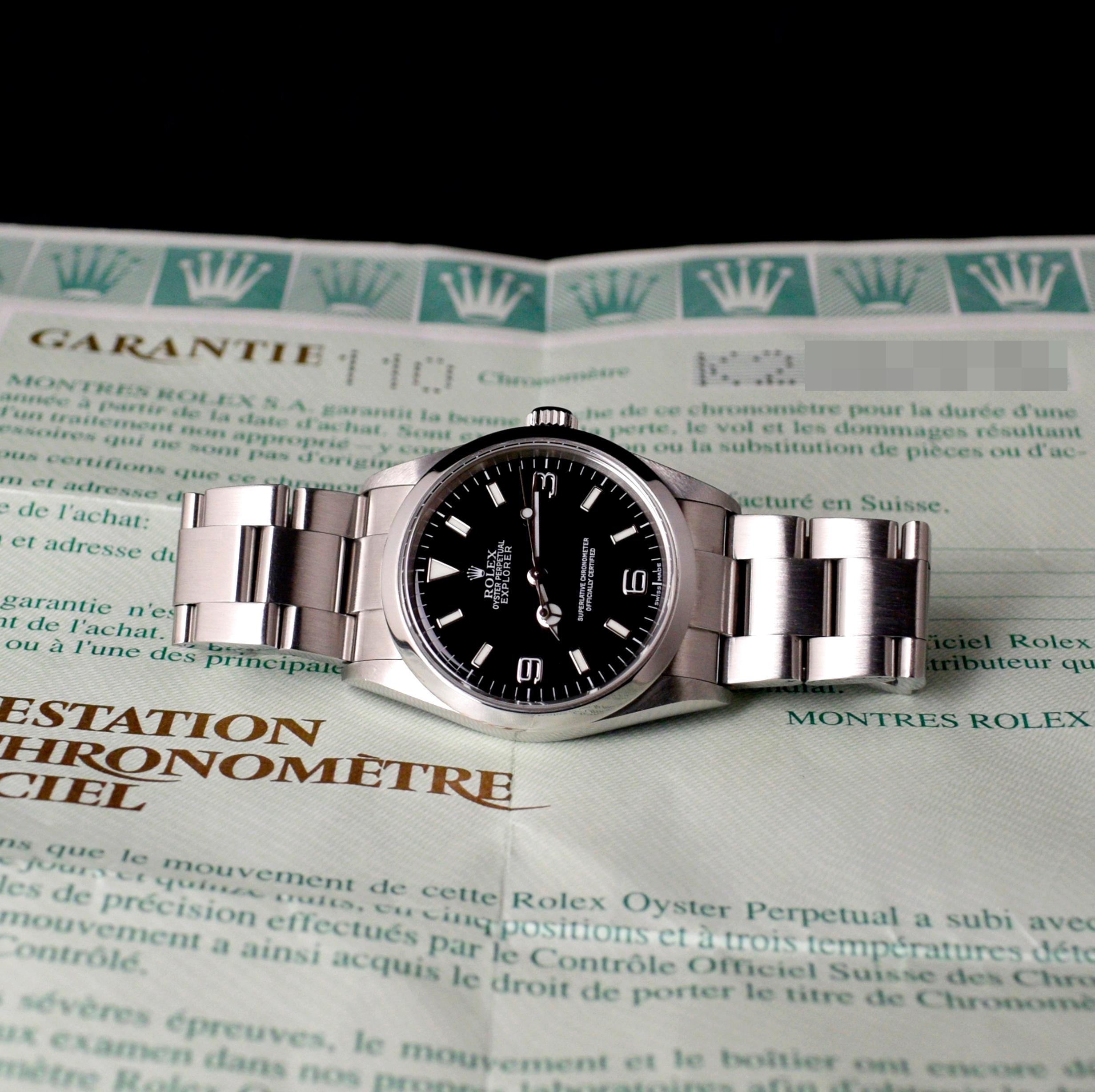 Marque : Rolex
Modèle : 114270
Année : 2001
Numéro de série : K2xxxxx
Référence : C03541

Boîtier : Montre des signes d'usure avec un léger polissage ; le fond du boîtier est estampillé 2080.

Cadran : Cadran noir en excellent état 

Bracelet :