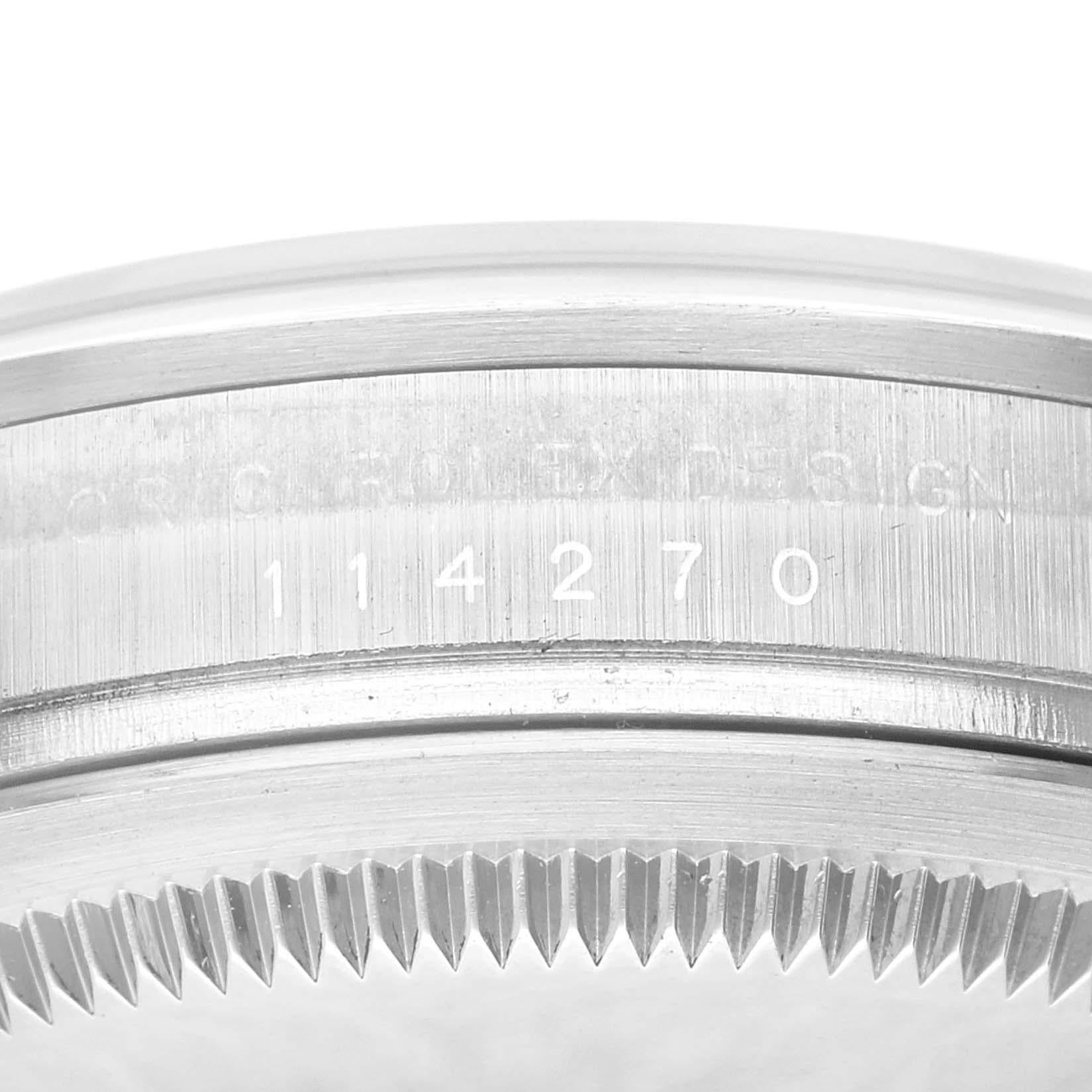 Rolex Explorer I Schwarzes Zifferblatt Stahl Herrenuhr 114270 Box Papiere. Offiziell zertifiziertes Chronometerwerk mit automatischem Aufzug. Gehäuse aus Edelstahl mit einem Durchmesser von 36.0 mm. Rolex Logo auf der Krone. Glatte Lünette aus
