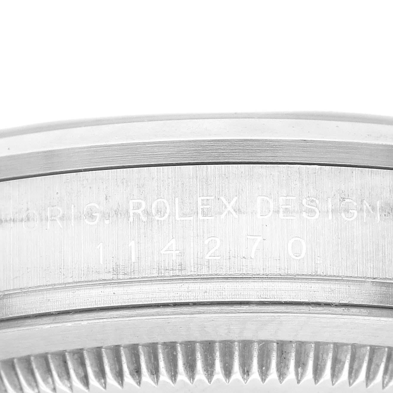 Rolex Explorer I Schwarzes Zifferblatt Stahl Herrenuhr 114270. Offiziell zertifiziertes Chronometerwerk mit automatischem Aufzug. Gehäuse aus Edelstahl mit einem Durchmesser von 36.0 mm. Rolex Logo auf der Krone. Glatte Lünette aus Edelstahl.