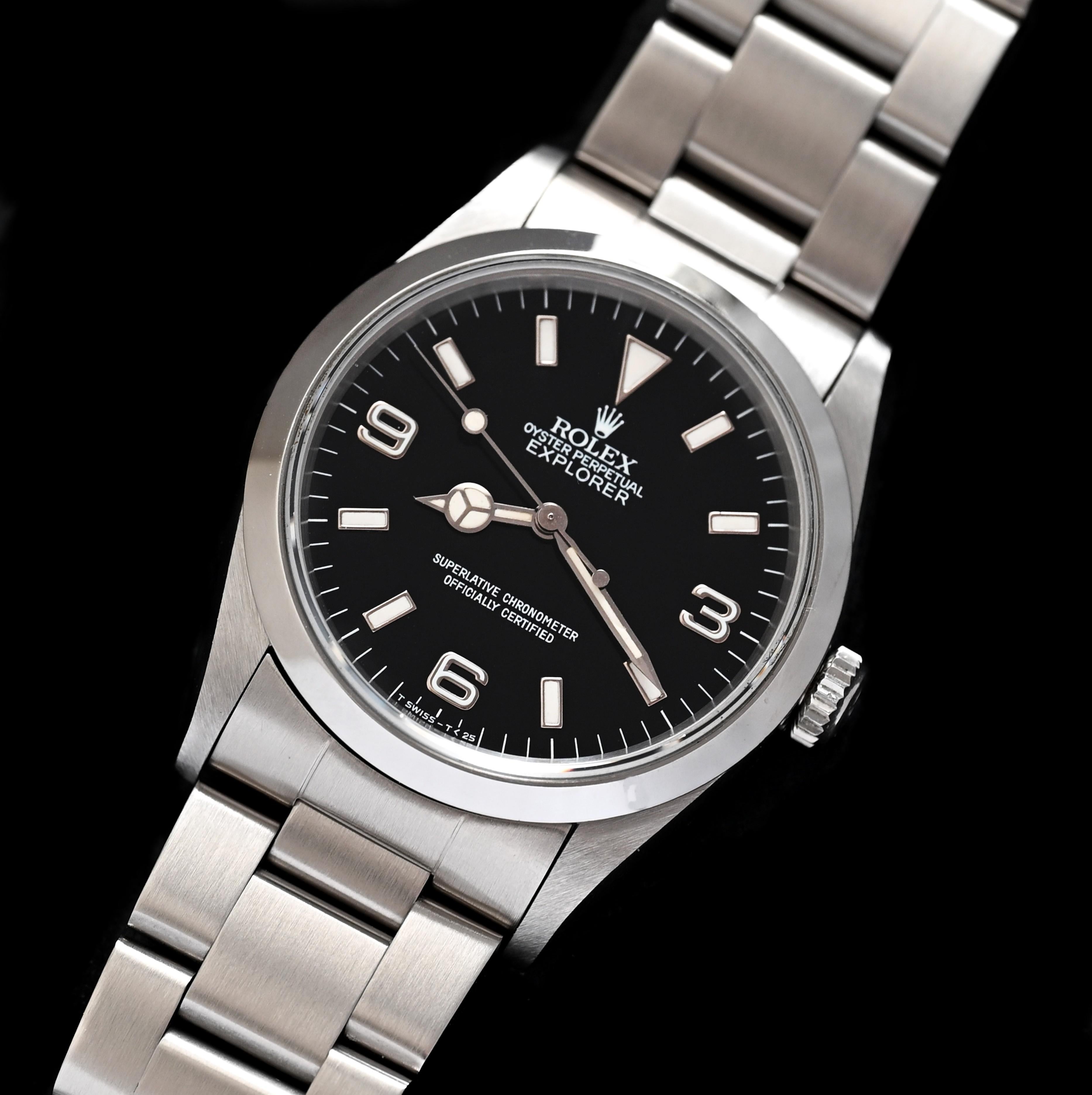 Rolex Steel Explorer I 14270 w/Green Tags
Modèle : 14270
Année : 1995
Numéro de série : W5xxxxx

Référence : C03458

Boîtier : Montre des signes d'usure avec un léger polissage ; le fond du boîtier est estampillé 14270.

Cadran : Cadran noir