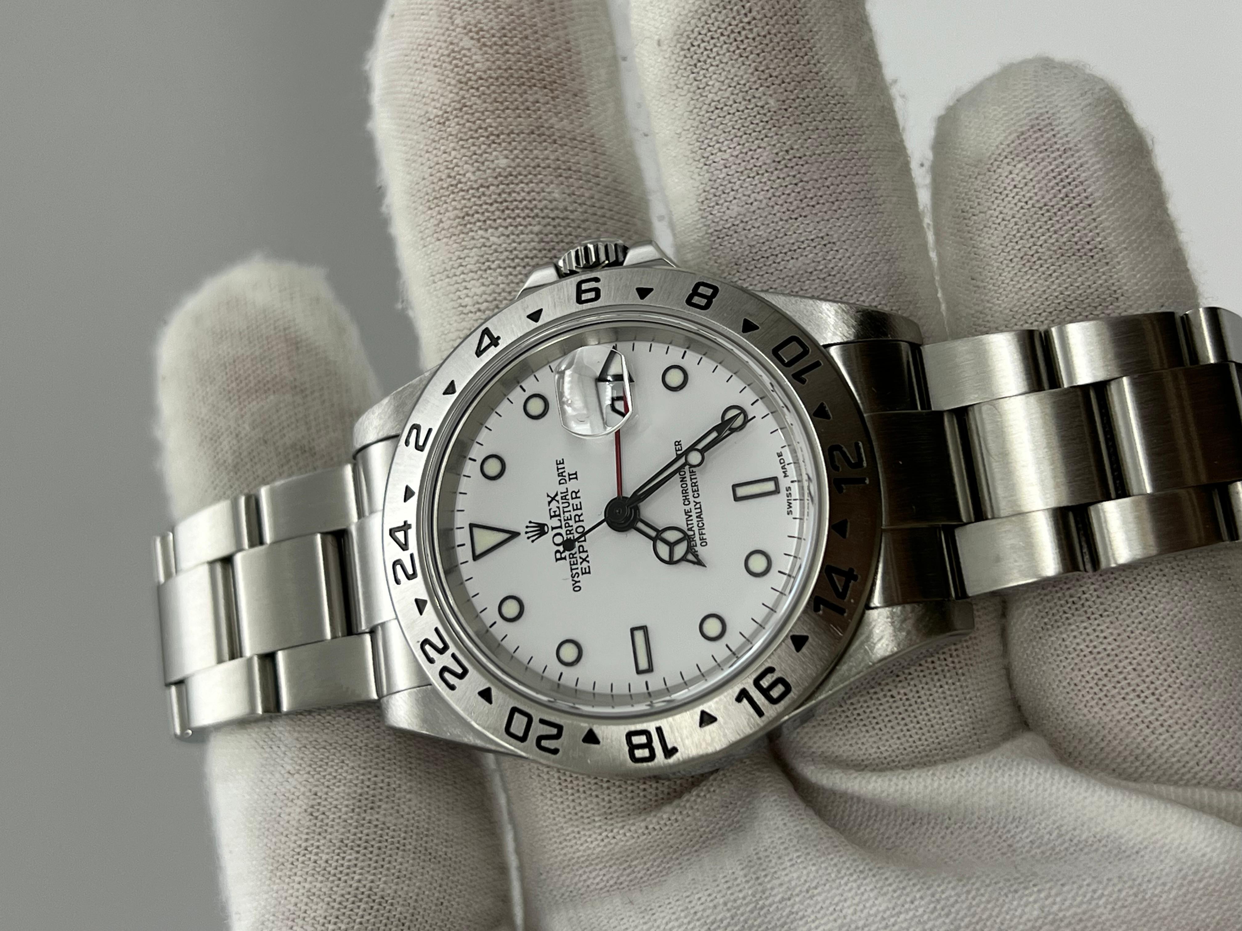 Stilnummer: 16570
Seriennummer: F117***
Jahr: 2005
Modell: Rolex Explorer II
MATERIAL des Gehäuses: Rostfreier Stahl
Band: Rostfreier Stahl
Lünette: Edelstahl
Zifferblatt: Weiß
Gesicht: Saphirglas
Gehäusegröße: 40mm
Enthält: 
-Rolex Box &
