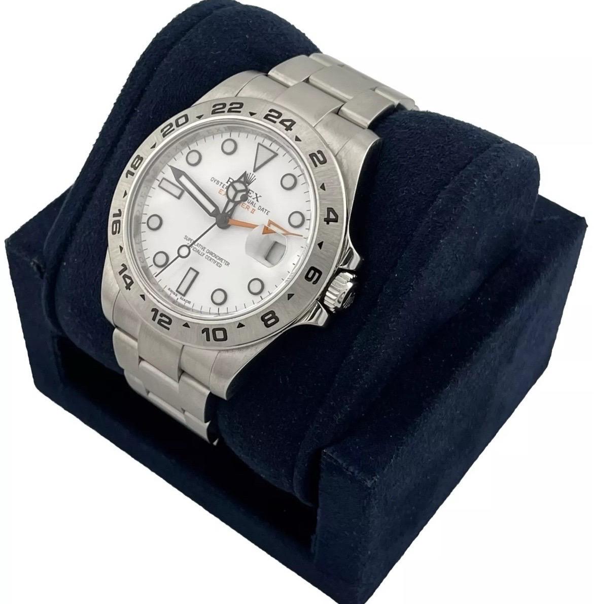 El Reloj Rolex Explorer II 216570 Polar Esfera Blanca Naranja 42 mm Acero Inoxidable es un reloj robusto pero refinado, diseñado para aventureros y exploradores que exigen tanto estilo como funcionalidad. Con una llamativa esfera blanca polar con