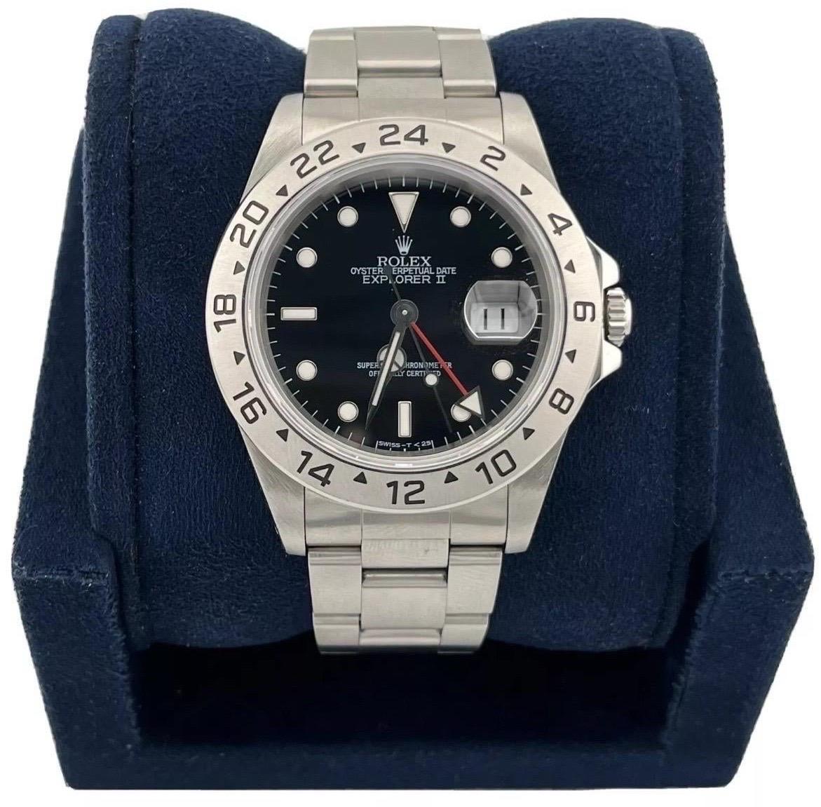 La montre Rolex Explorer II 40mm 16570 Black Dial Stainless Steel GMT Date pour homme est un garde-temps intemporel et polyvalent qui allie une fonctionnalité exceptionnelle au savoir-faire réputé de Rolex. Conçue pour les aventuriers et les