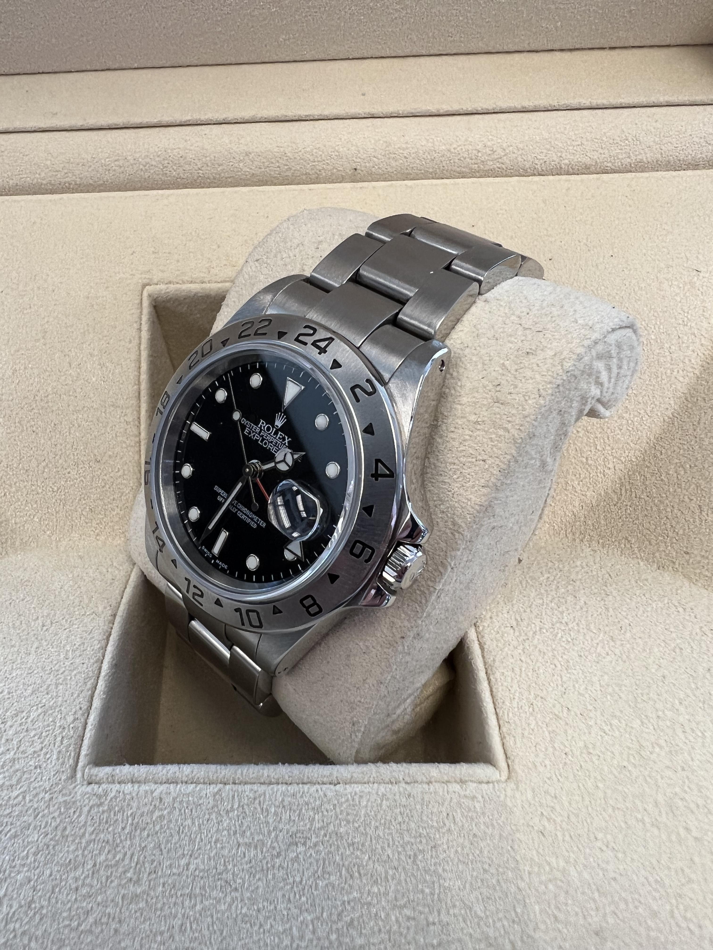 MARCA: Rolex
MODELO: Explorer II
REFERENCIA: 16570
TAMAÑO: 40 mm
CAJA: Acero inoxidable
DIAL: Negro
BANDA: Acero inoxidable Oyster
MOVIMIENTO: Automático
TALLA DE MUÑECA: Apx 7.5

Muy buen estado, repulido
Caja y papeles

Con una tasación digital