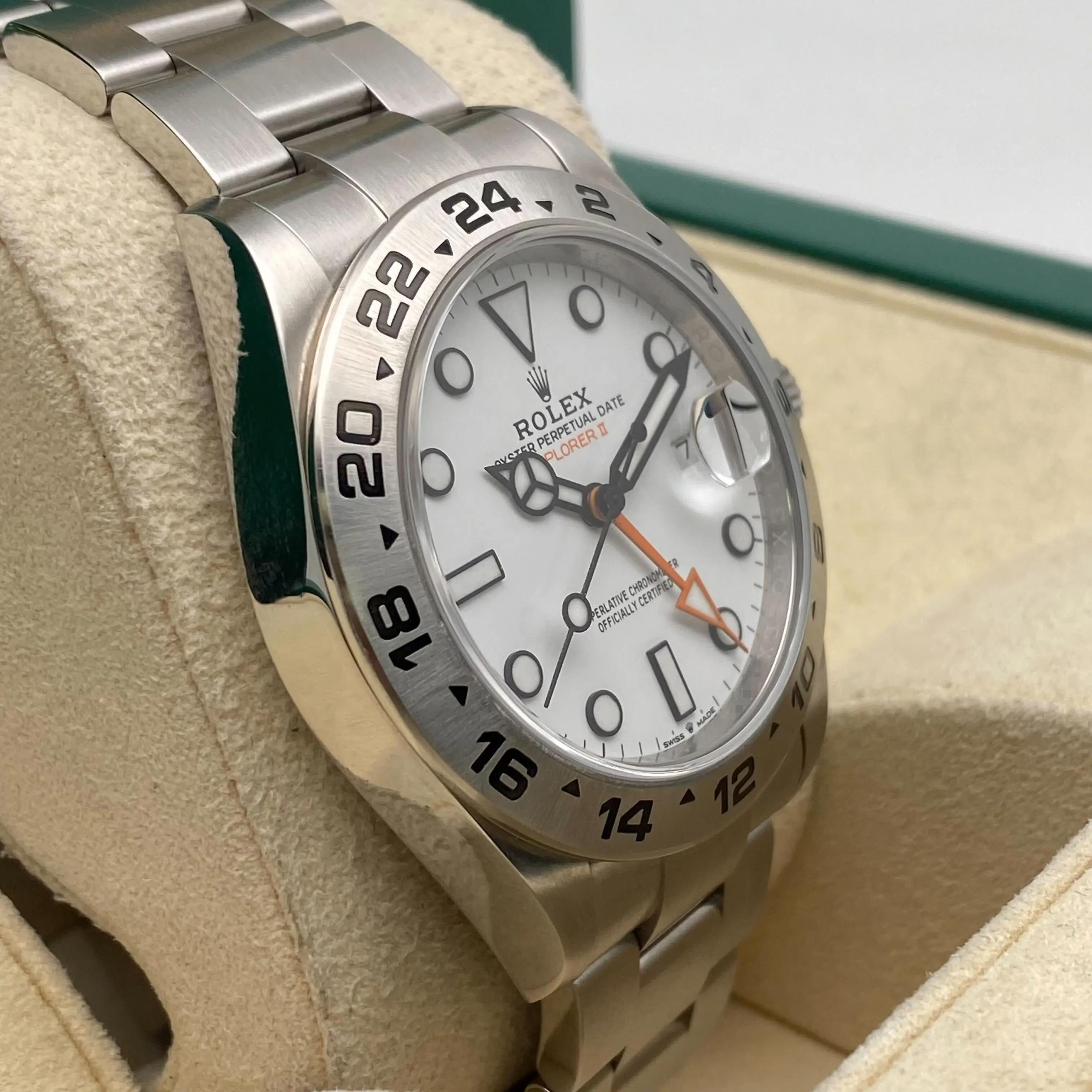 Rolex Explorer II GMT 42mm Acero Esfera Blanca Reloj Oyster Automático 226570 B&P en Excelente estado para la venta en New York, NY