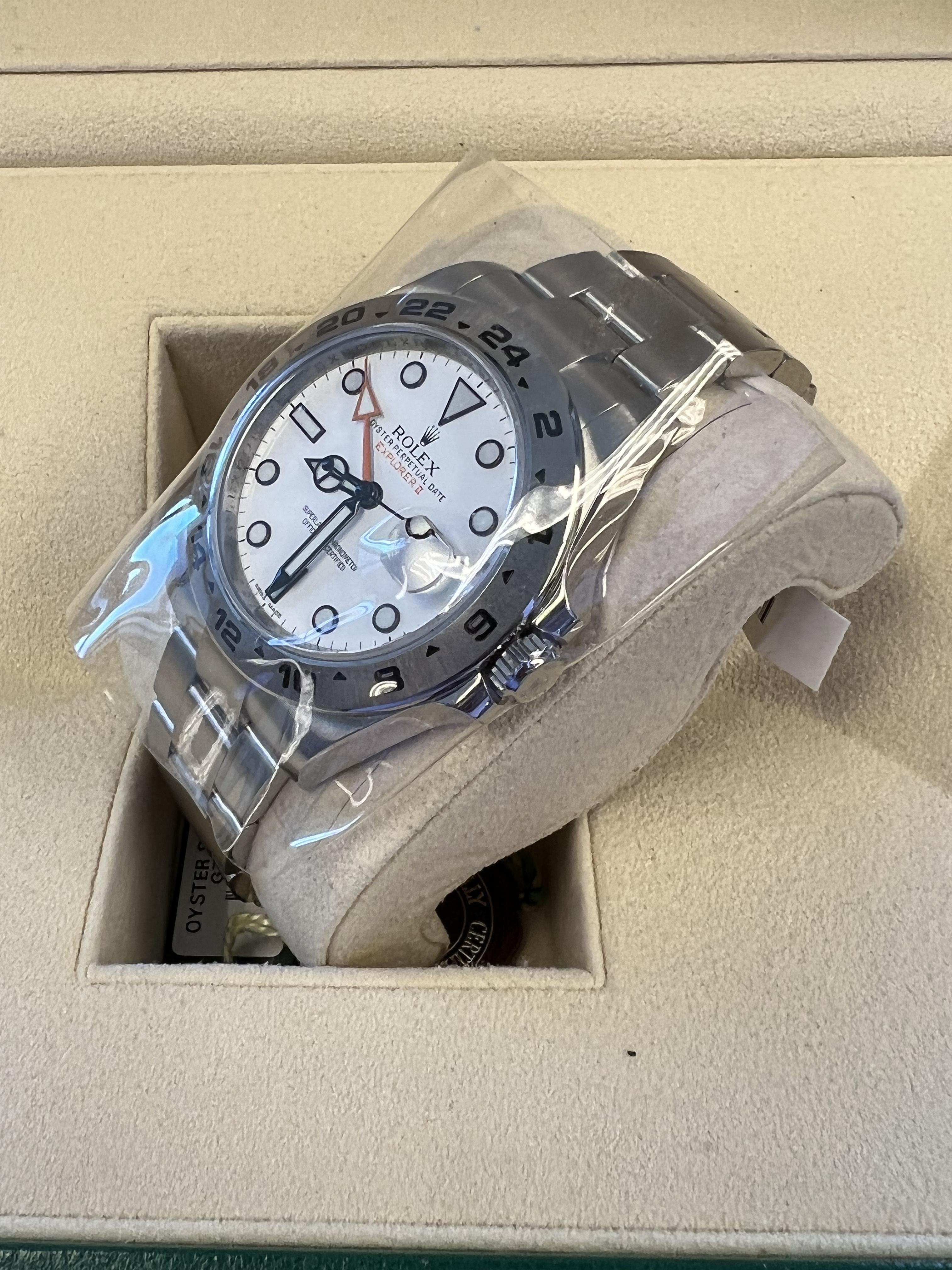 Rolex Explorer II MINT Esfera Blanca Caja y papeles en Excelente estado para la venta en BEVERLY HILLS, CA