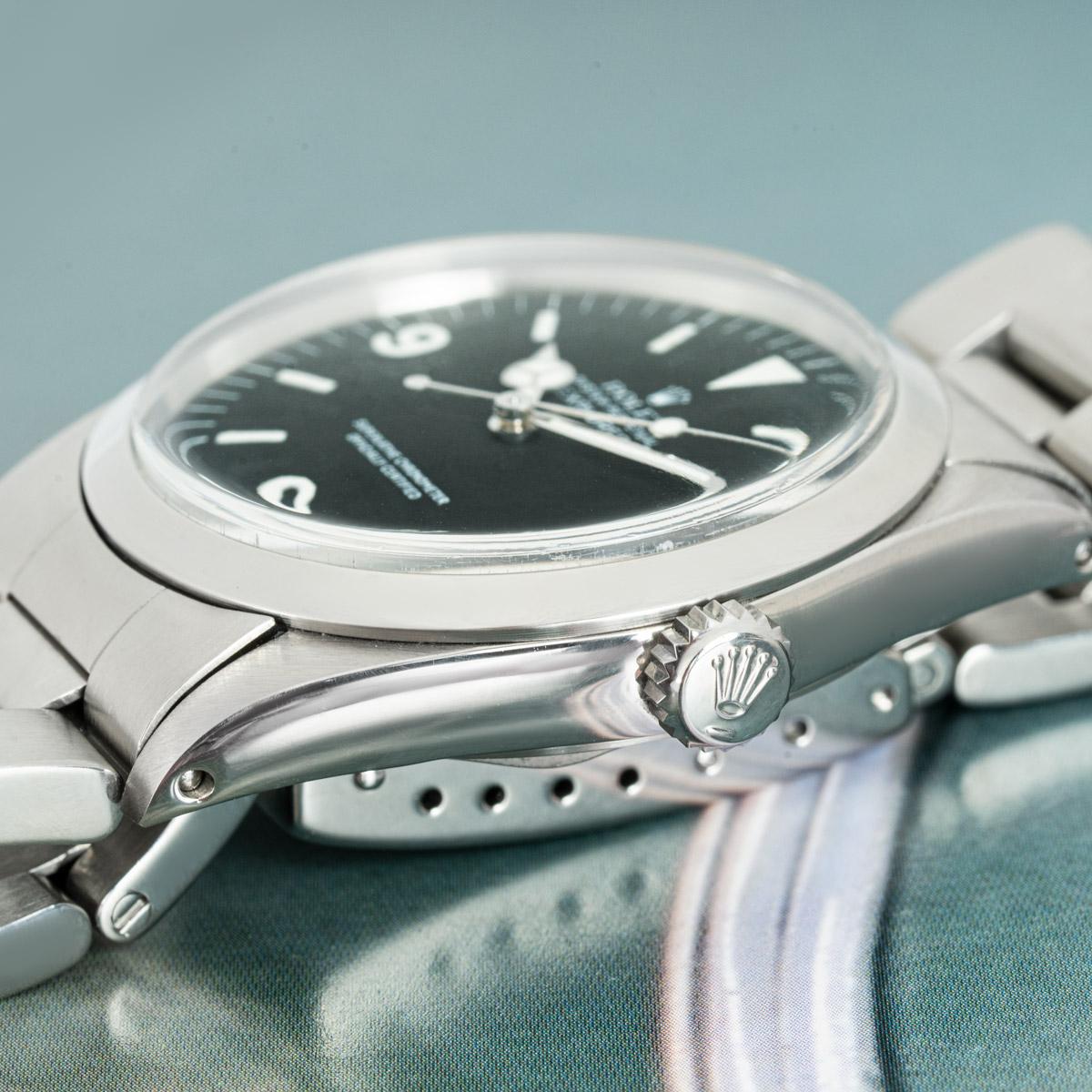 Une Rolex Explorer en acier inoxydable. Elle est dotée d'un cadran mat mark III distinctif avec chiffres arabes et d'une lunette fixe en acier inoxydable. Dotée d'un plexiglas, d'un mouvement automatique à remontage automatique et d'un bracelet
