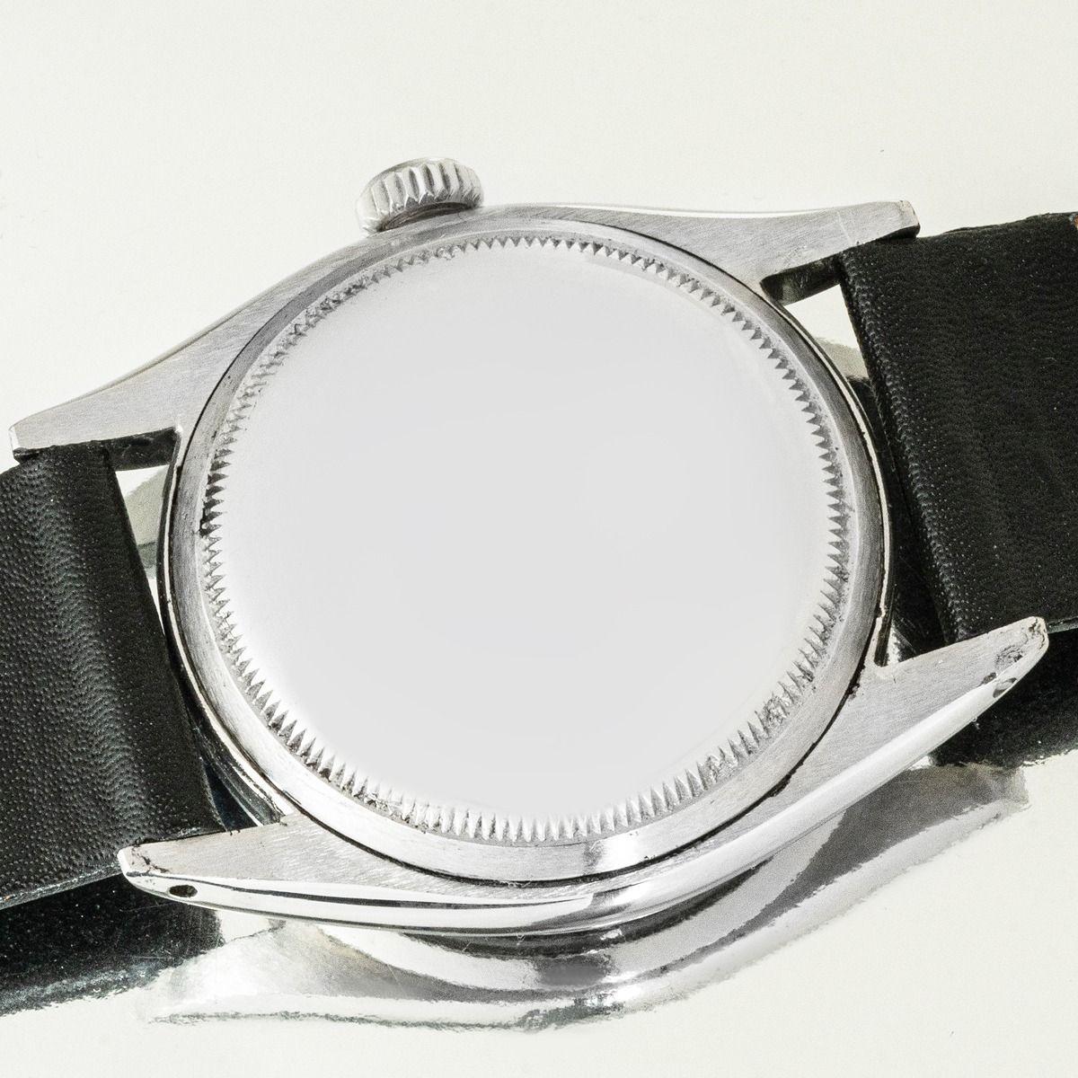 Eine 36 mm Explorer Precision von Rolex aus Edelstahl. Das schwarze Zifferblatt mit applizierten Indexen wird durch eine glatte Stahllünette ergänzt. Ausgestattet mit Kunststoffglas und einem automatischen Uhrwerk mit Selbstaufzug. Die Uhr wird an
