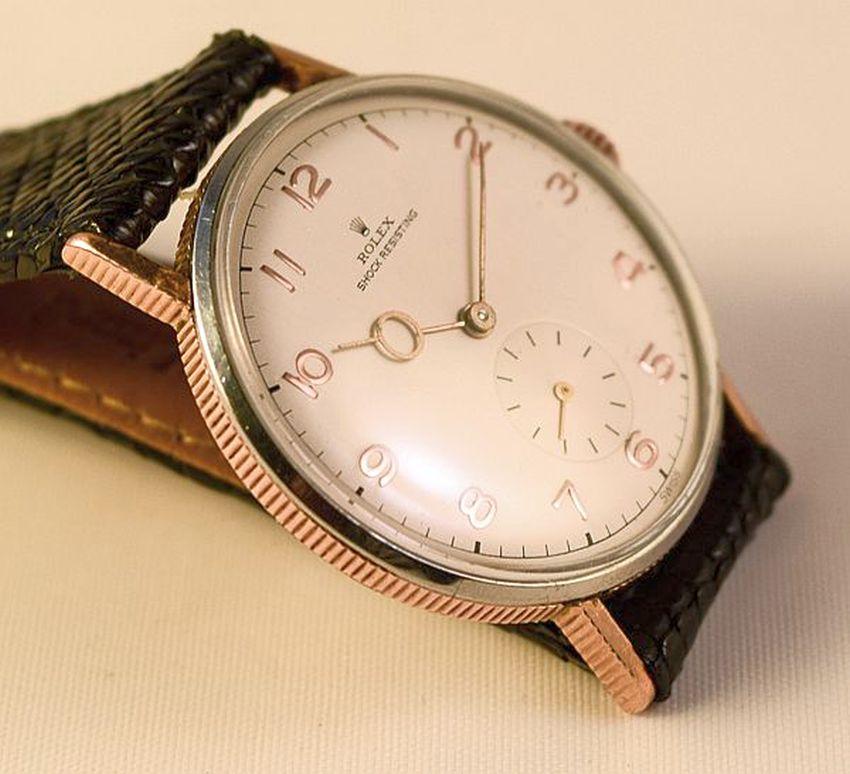 Rolex Ref 3923.
Äußerst seltene Rolex Rotgold und Stahl Kombination Münze kantigen Fall.
Exzentrischer Stil mit übergroßem, ungewöhnlichem Stundenzeiger.
Boden und Lünette sind aus Stahl, der Mittelteil mit Münzrand, die Bandanstöße und die Krone
