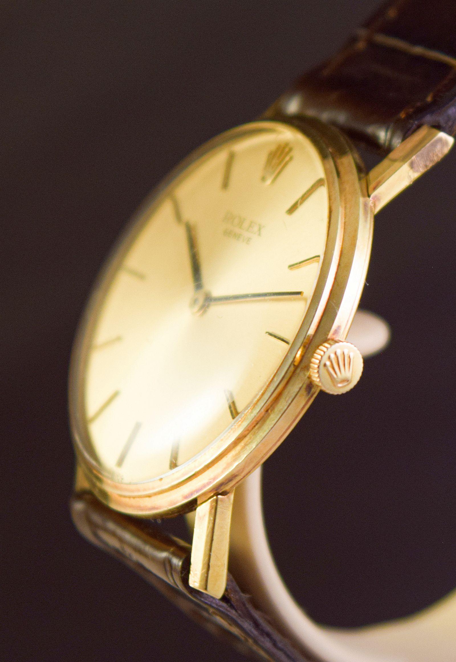 Women's or Men's Rolex Geneve a very elegant 18 karat extra slim watch For Sale