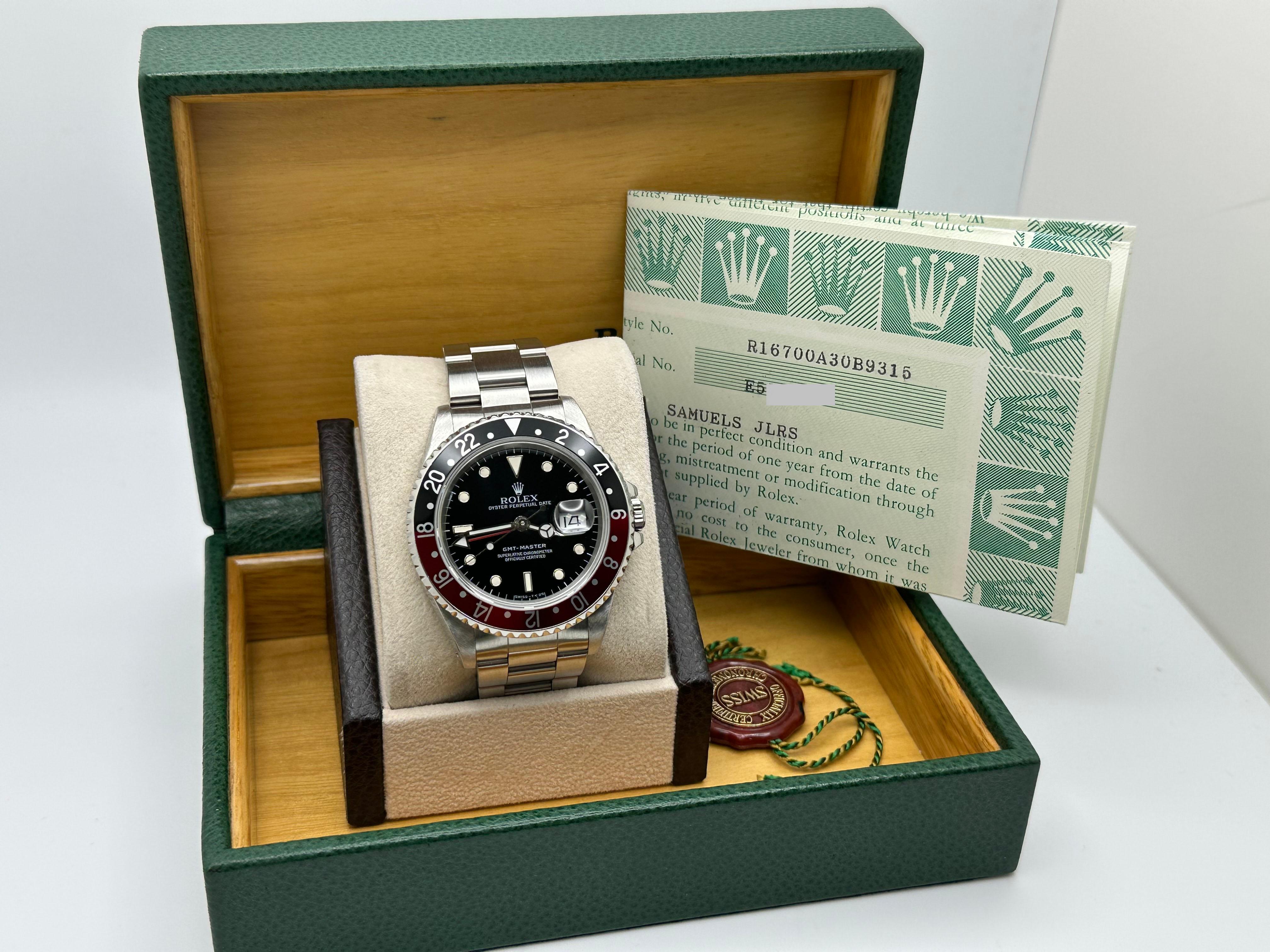 Rolex GMT Master 16700 Coke Red and Black Stainless Steel Box Papers 40mm In condizioni ottime in vendita a San Diego, CA