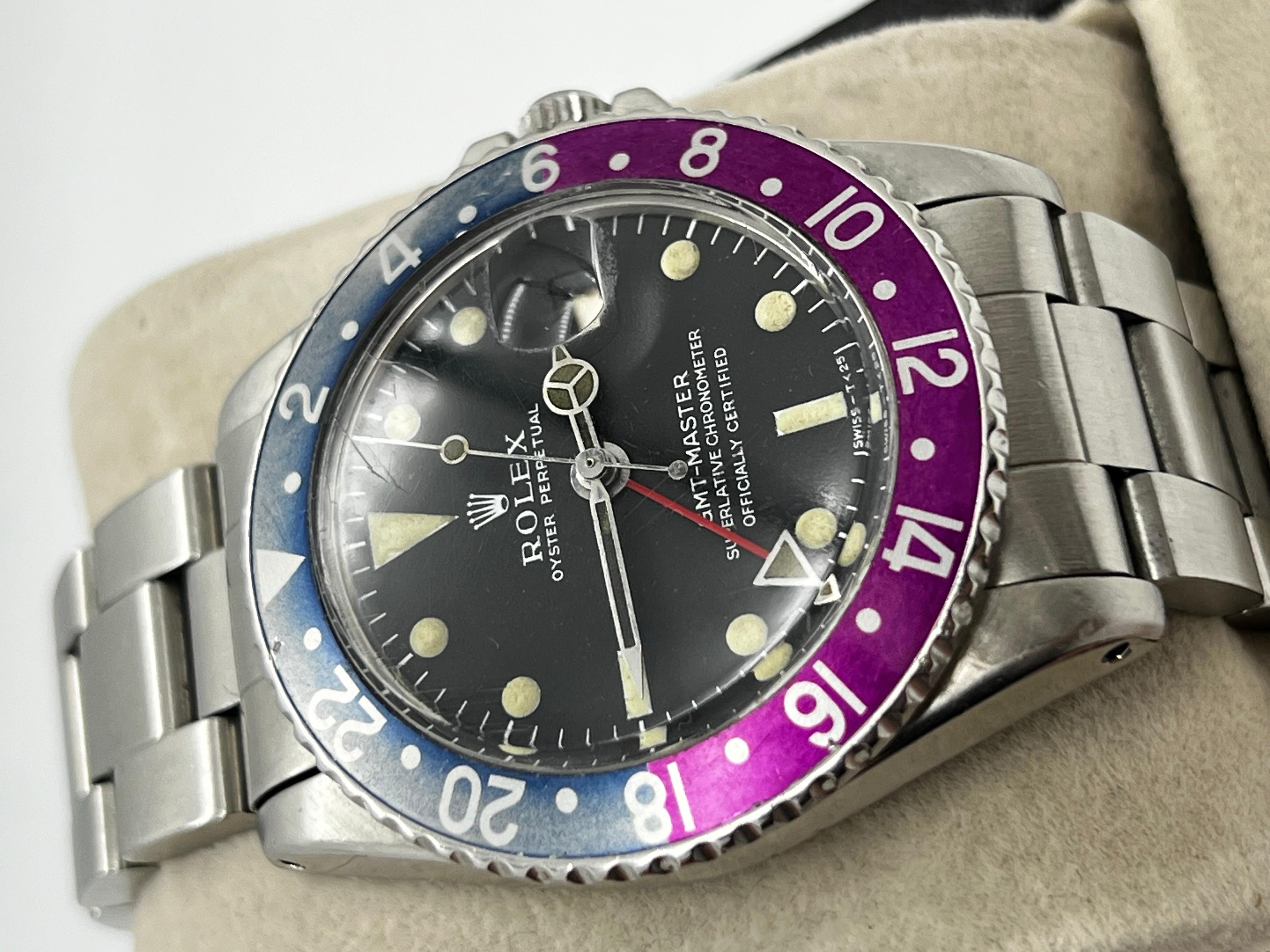 Numéro de style : 1675

 

Série : 1767***


Année : 1968

 

Modèle : Rolex GMT Master 

 

Matériau du boîtier : Acier inoxydable 

 

Groupe :  Acier inoxydable 

 

Lunette :  Pepsi - Rouge et bleu (le rouge est devenu fuchsia) 

 

Cadran :