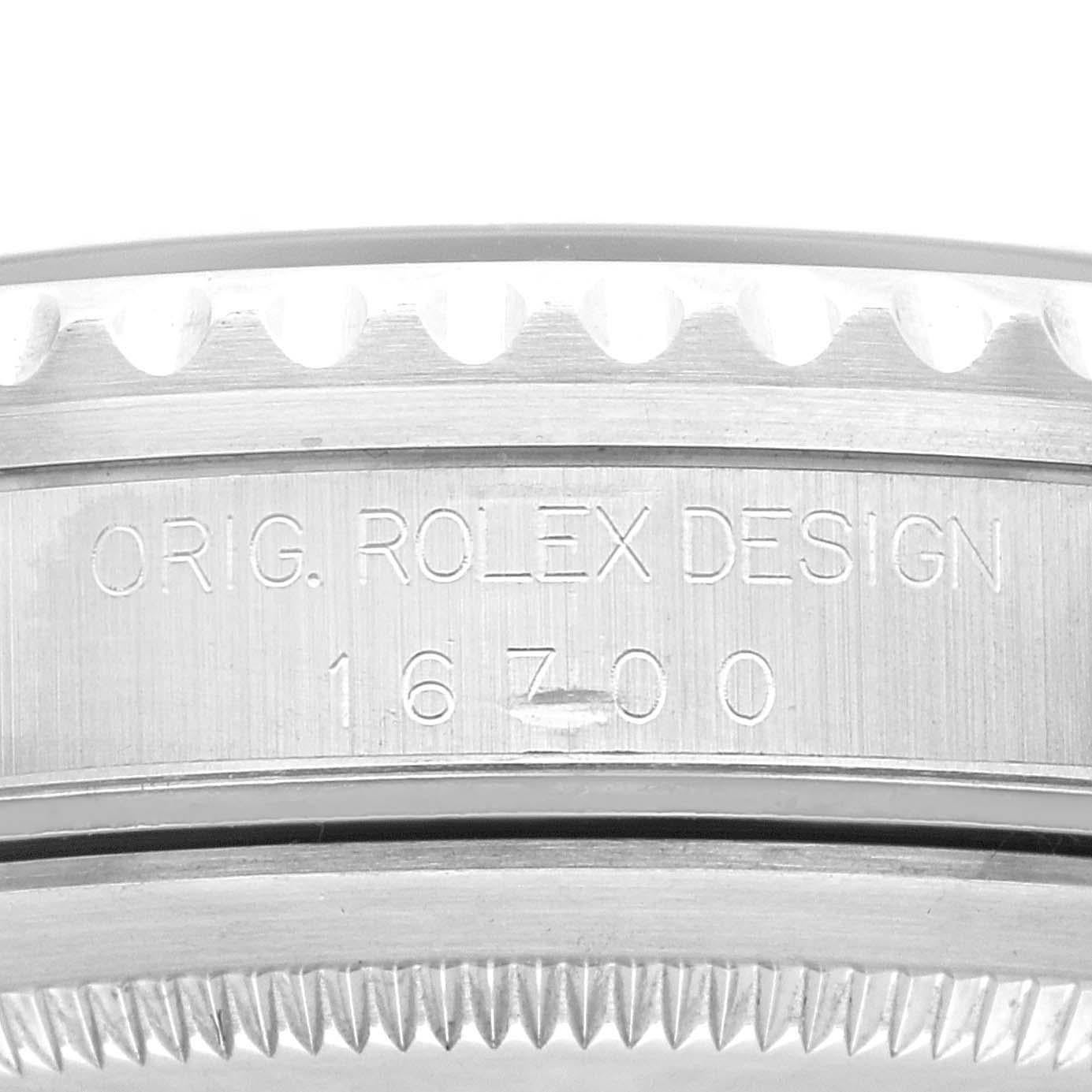 Rolex GMT Master 40mm Blue Red Pepsi Bezel Steel Mens Watch 16700. Mouvement automatique à remontage automatique, officiellement certifié chronomètre. Boîtier en acier inoxydable de 40 mm de diamètre. Logo Rolex sur la couronne. Lunette tournante