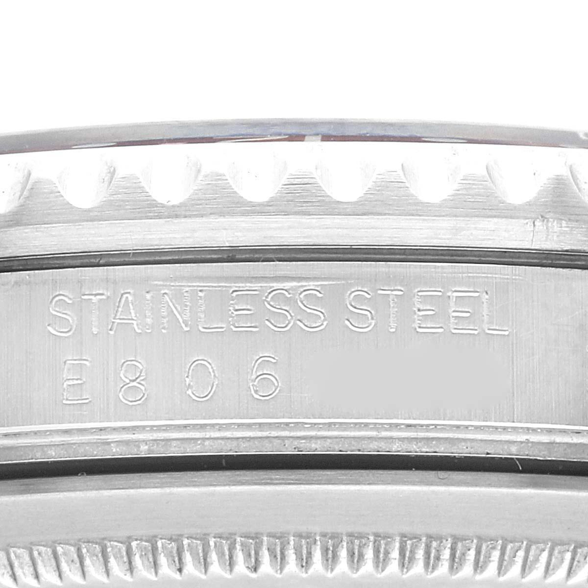 Rolex GMT Master 40mm Blue Red Pepsi Bezel Steel Mens Watch 16700. Mouvement automatique à remontage automatique, officiellement certifié chronomètre. Boîtier en acier inoxydable de 40 mm de diamètre. Logo Rolex sur la couronne. Lunette tournante