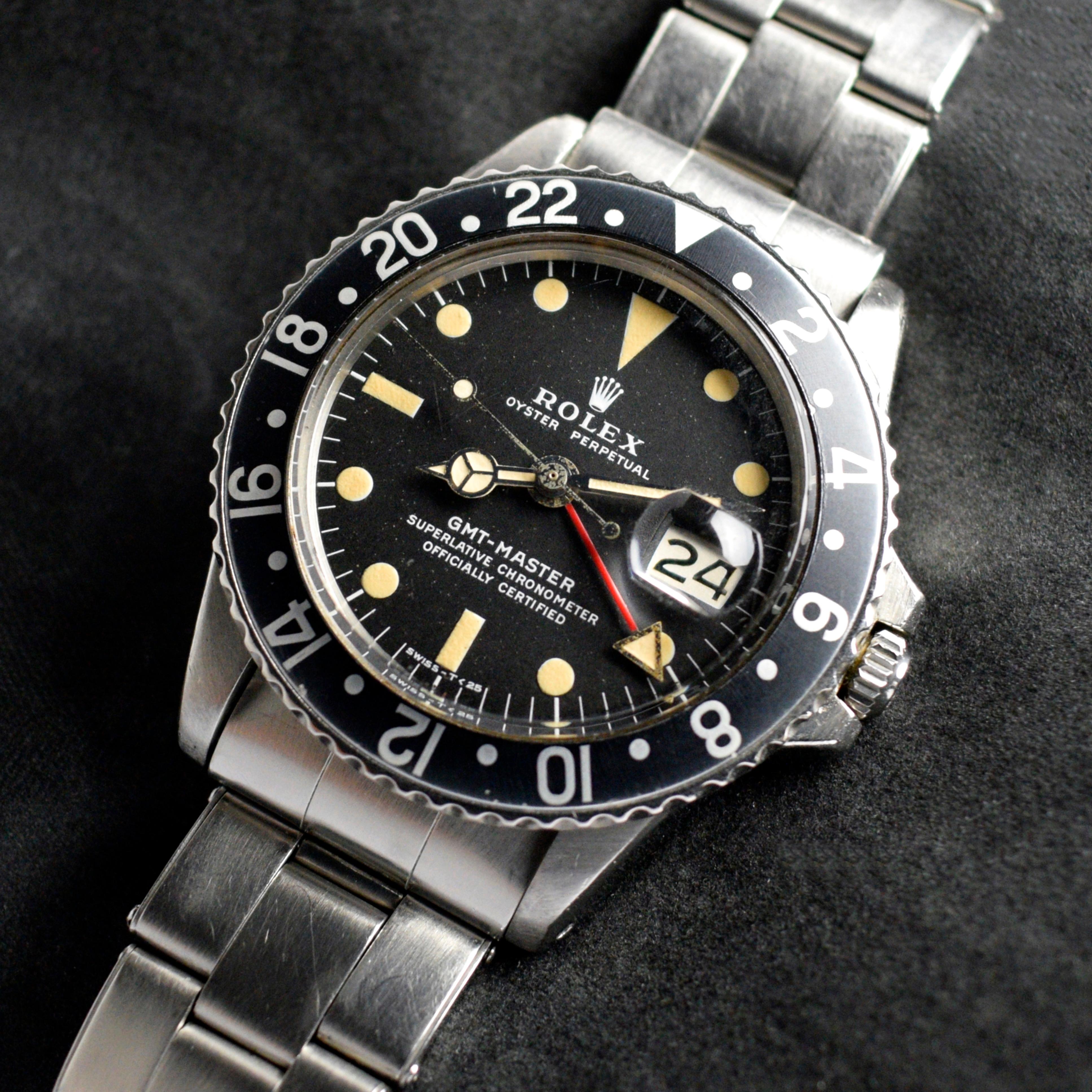 Marque : Vintage Rolex
Modèle : 1675
Année : 1972
Numéro de série : 32xxxxx
Référence : OT1713

Boîtier : Montre des signes d'usure avec un léger polissage ; le fond du boîtier est estampillé 1675 II.72.

Cadran : Excellent cadran tritium en état