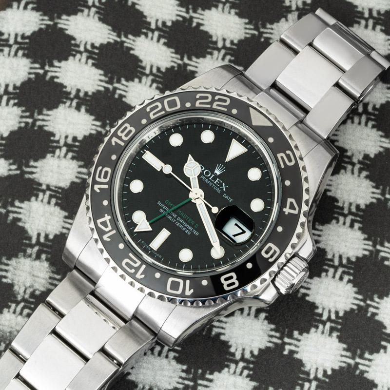 Eine Herren GMT-Master II aus Edelstahl von Rolex. Mit schwarzem Zifferblatt, Datumsfenster und grünem Sekundenzeiger für die Zeitzone. Die bidirektional drehbare Lünette verfügt über eine 24-Stunden-Anzeige auf dem Keramikeinsatz.

Ausgestattet mit
