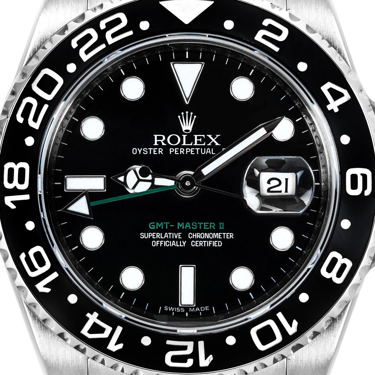 Une GMT-Master II en acier inoxydable de Rolex pour homme. Cadran noir avec date et aiguille verte pour le second fuseau horaire. La lunette rotative bidirectionnelle présente un affichage 24 heures sur l'insert en céramique.

Équipée d'un bracelet