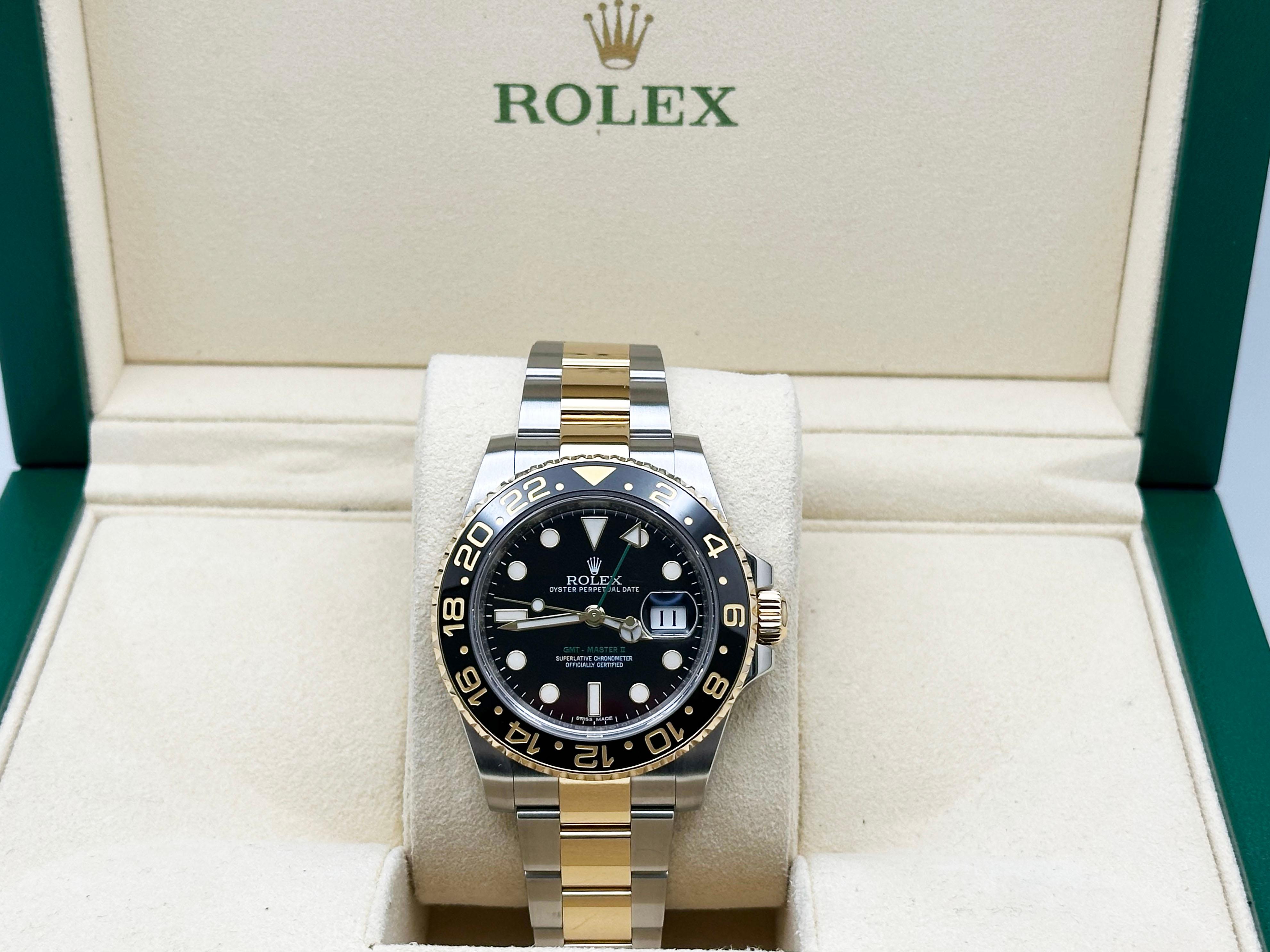 Numéro de style : 116713



Série : 6D0Y***



Année : 2010-2019

 

Modèle : Rolex GMT Master II 

 

Matériau du boîtier : Acier inoxydable 

 

Bande : or jaune 18K et acier inoxydable 

  

Lunette : lunette en céramique noire 

  

Cadran :