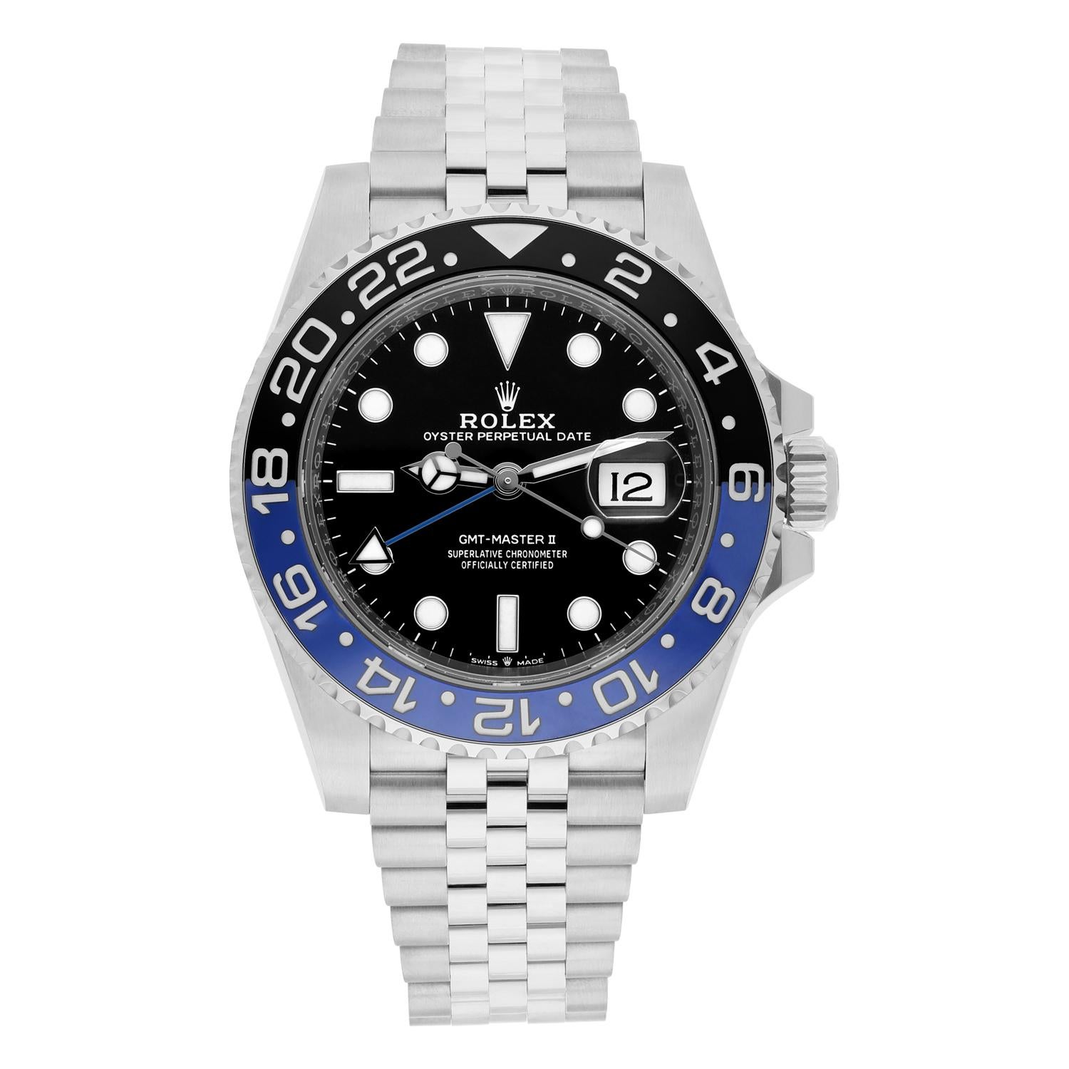 Voici la montre-bracelet Rolex GMT-Master II 126710BLNR, dotée d'un boîtier en acier inoxydable de 40 mm et d'une lunette GMT tournante bidirectionnelle bleue et noire. Le cadran noir est doté d'aiguilles et d'index lumineux, ainsi que d'un