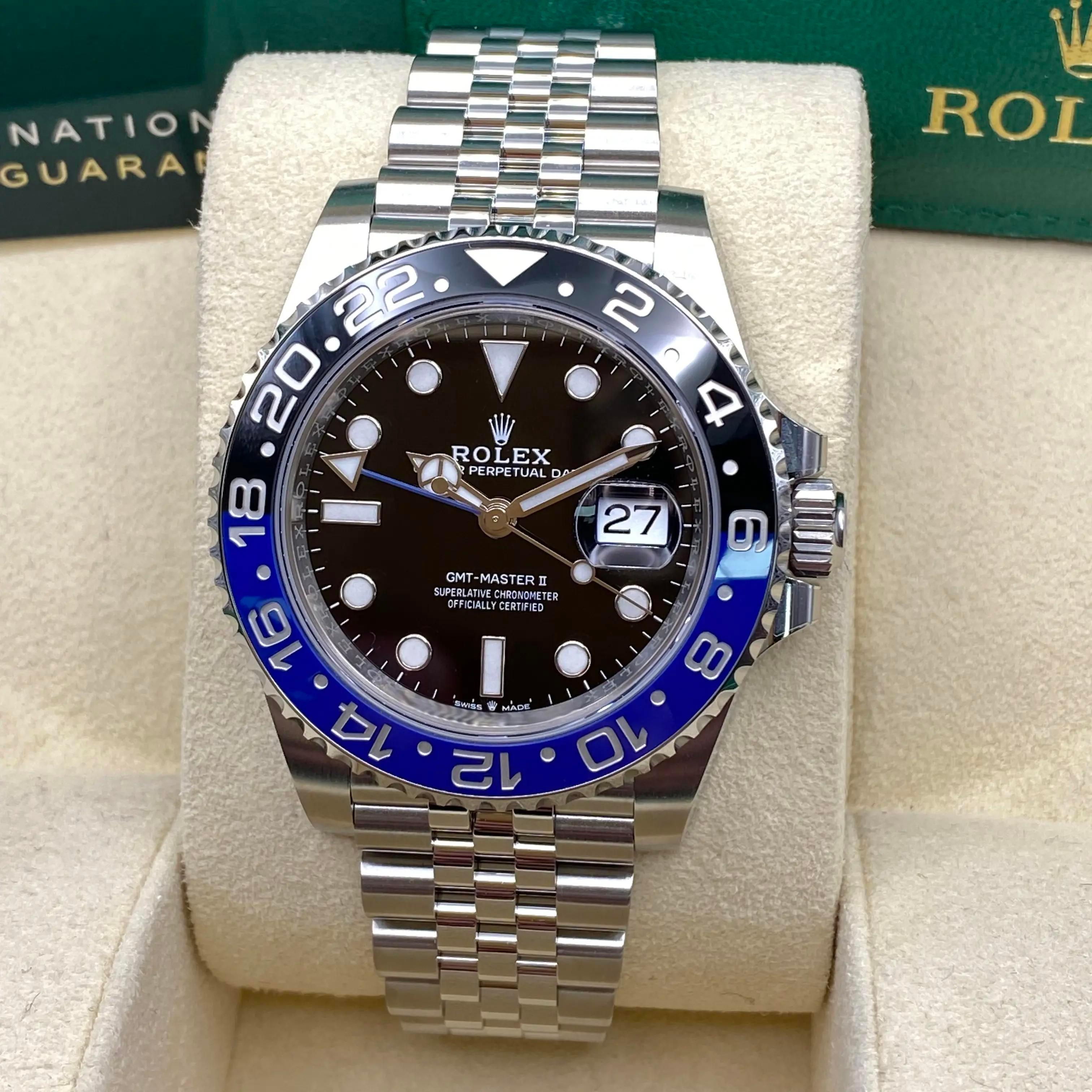 De segunda mano en excelentes condiciones. Caja y papeles incluidos.

El Rolex GMT-Master II 126710BLNR 