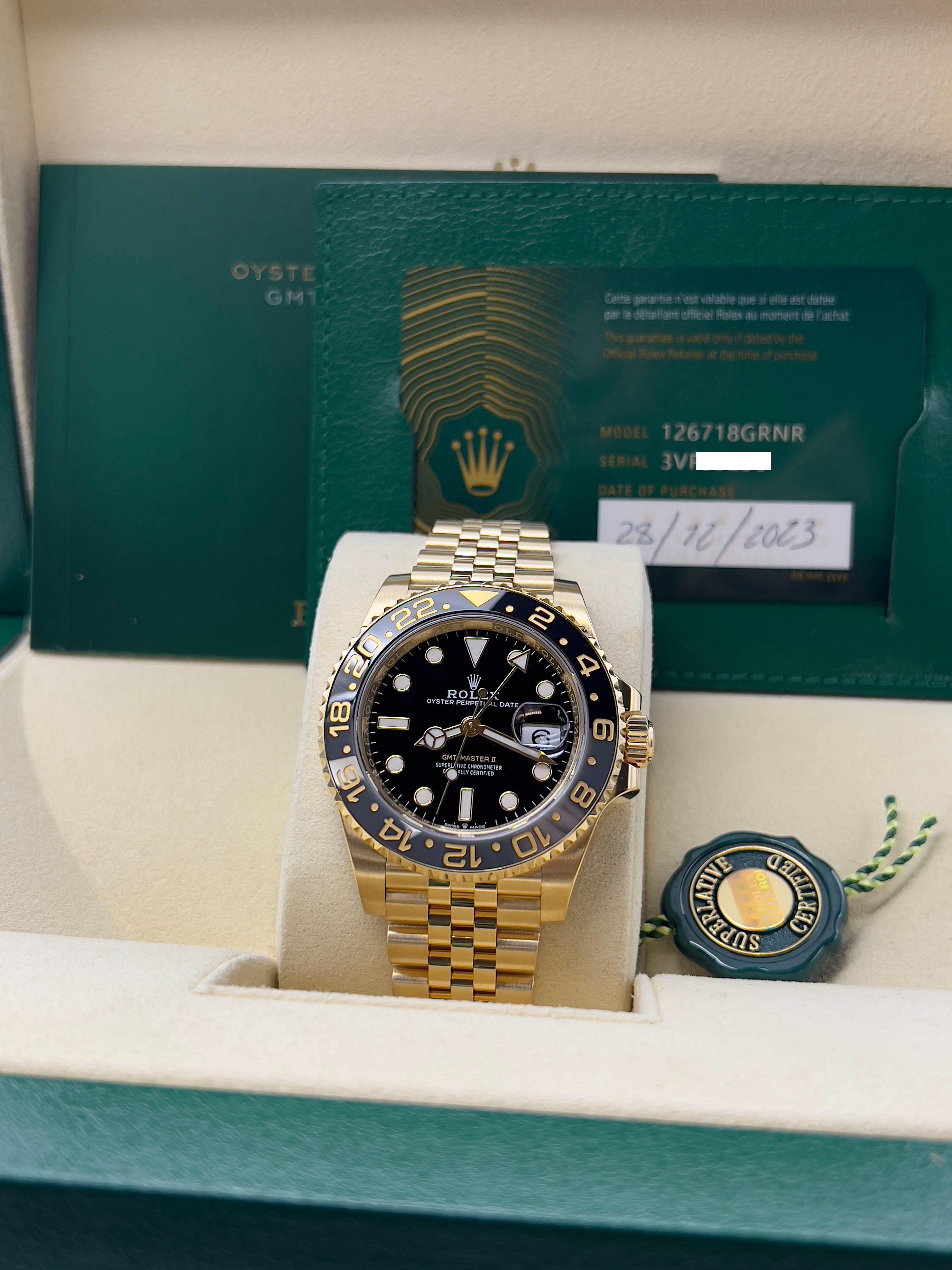 Stil-Nummer: 126718GRNR
Seriennummer: 3VF39***
Jahr: 2023
Modell: Rolex GMT Master II 
MATERIAL des Gehäuses: 18K Gelbgold 
Band: 18K Gelbgold Jubiläumsband
Lünette: Schwarze und graue Keramiklünette 
Zifferblatt: Schwarz
Gesicht: Saphirglas