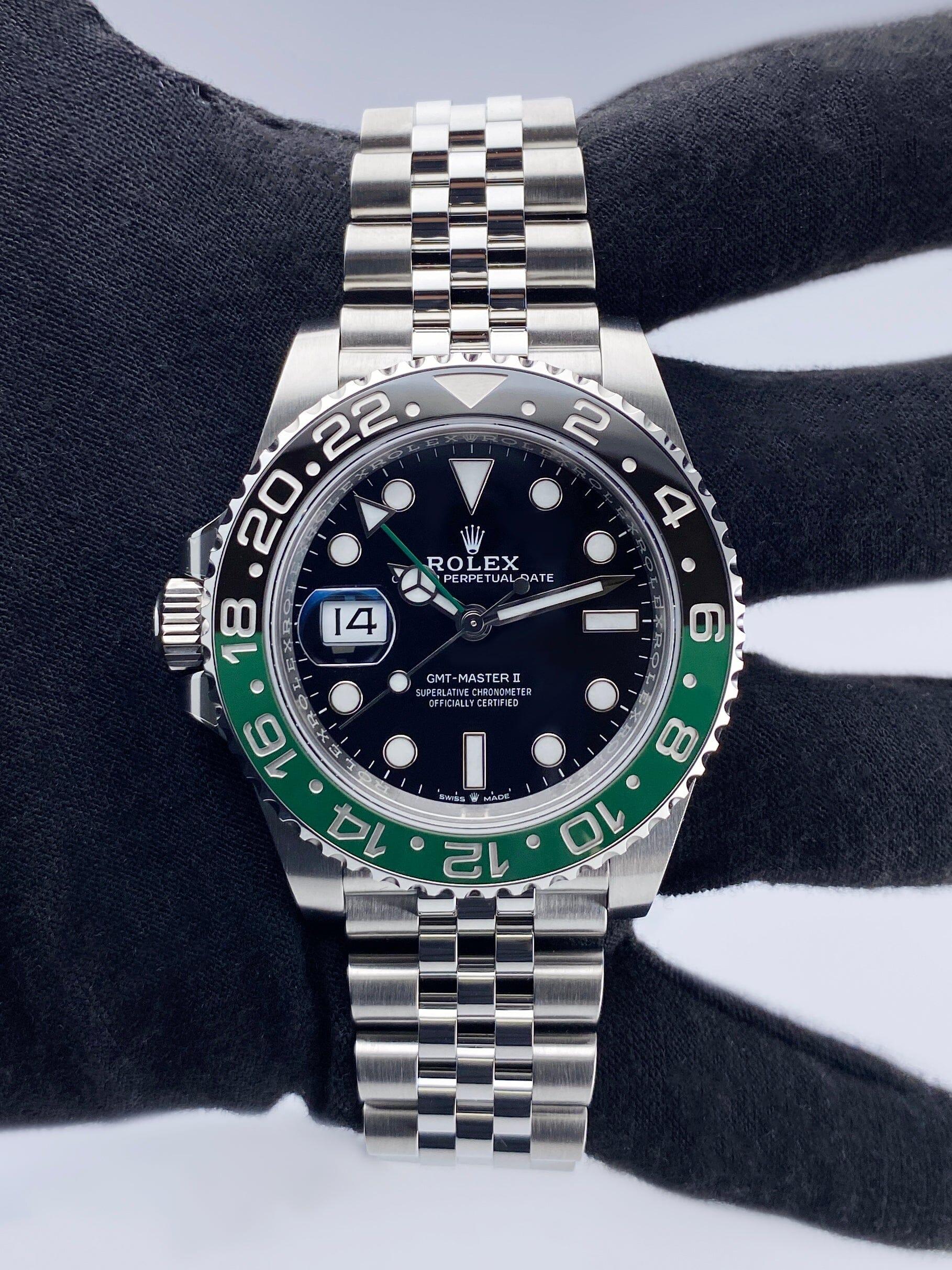 Rolex Oyster Perpetual Date GMT-Master II 126720VTNR Herrenuhr. 40 mm Gehäuse aus Edelstahl. Bidirektional drehbare Lünette aus schwarzer und grüner Keramik. Schwarzes Zifferblatt mit leuchtenden Stahlzeigern und Punktindexen. Minutenzähler auf dem