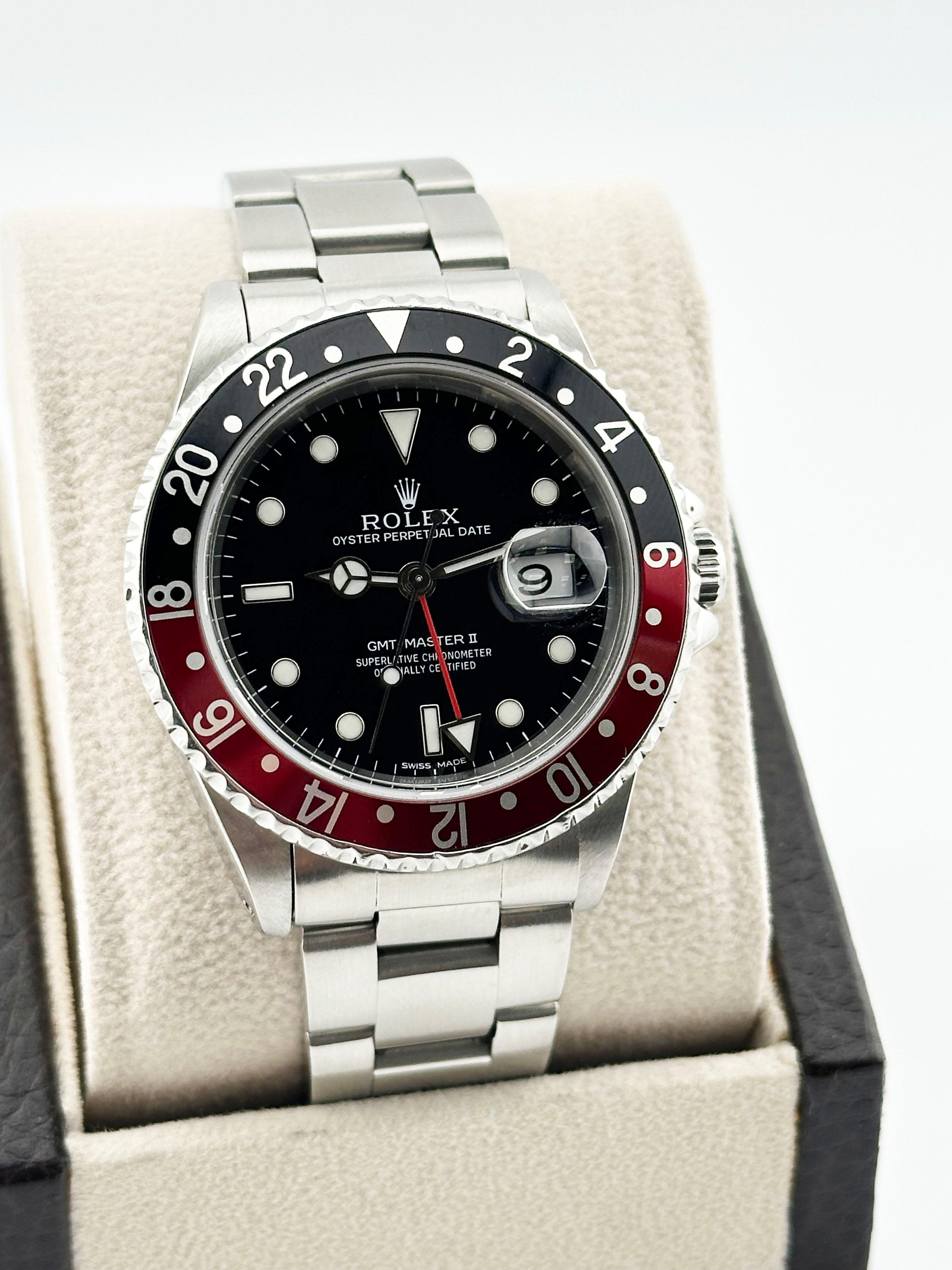 Stil Nummer: 16710

Seriennummer: A35***

Jahr: 1999

Modell: Rolex GMT Master II 

MATERIAL des Gehäuses: Rostfreier Stahl 

Band: Rostfreier Stahl 

Lünette: 