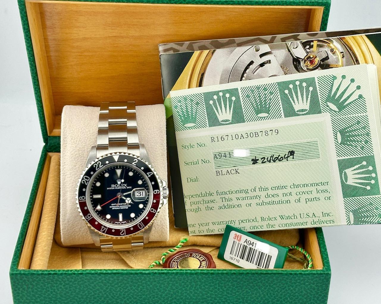 Numero di stile: 16710

Seriale: A941***

Anno: 2000

Model: Rolex GMT Master II

Materiale della cassa: Acciaio inossidabile 

Fascia: Acciaio inossidabile 

Lunetta: Coca Cola - Rosso e Nero

Quadrante: nero

Volto: Cristallo di