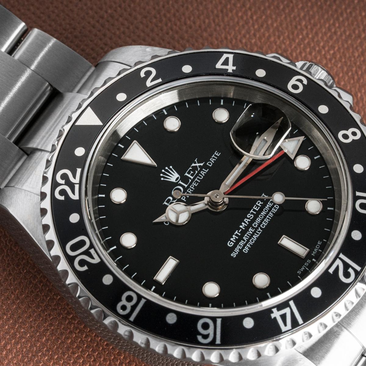 Une GMT-Master II en acier inoxydable de Rolex. Le cadran noir est doté d'un guichet de date et d'une aiguille rouge pour le second fuseau horaire. La lunette rotative bidirectionnelle est également dotée d'un affichage 24 heures.

La montre est