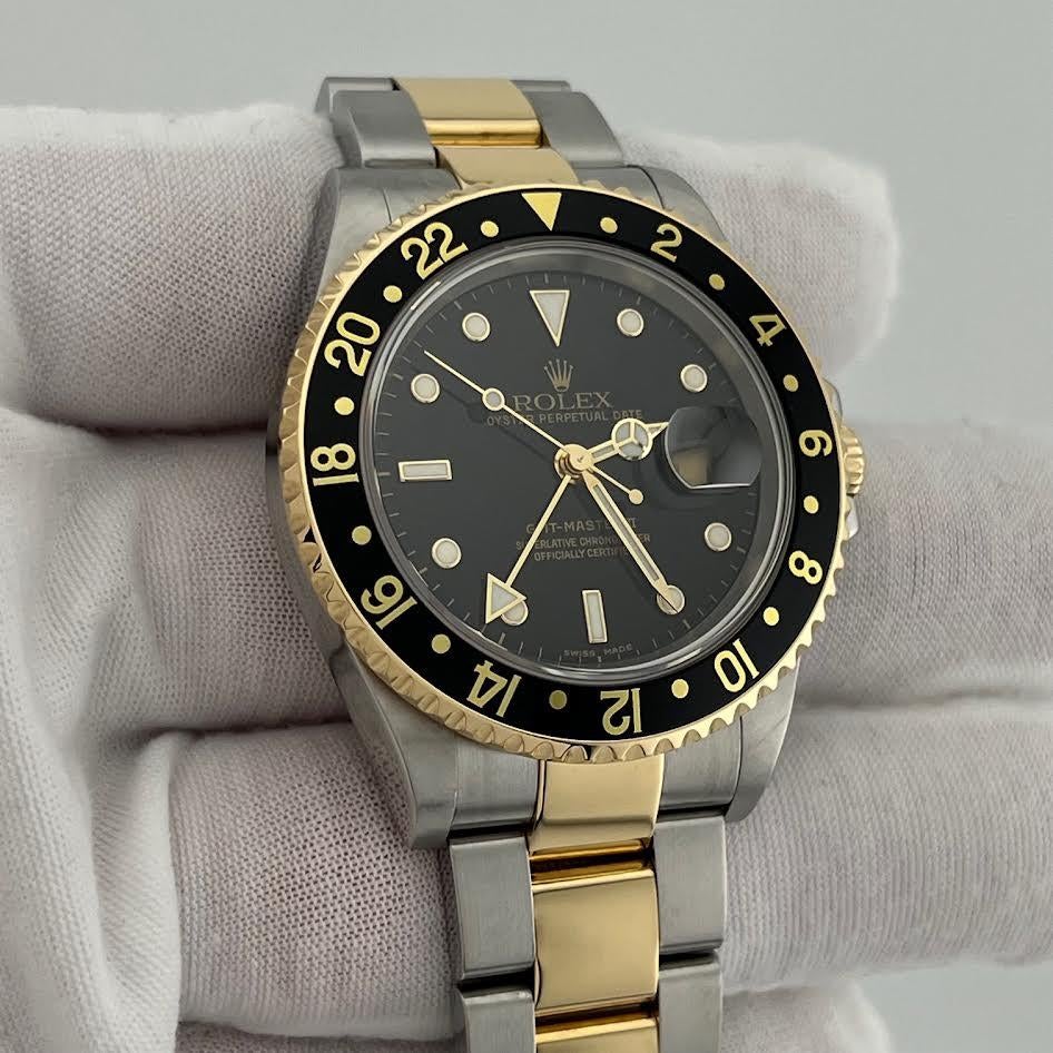 Rolex GMT Master II 16713 40mm Cadran noir Or jaune 18k Acier Boîte Papiers 2005 Bon état - En vente à San Diego, CA
