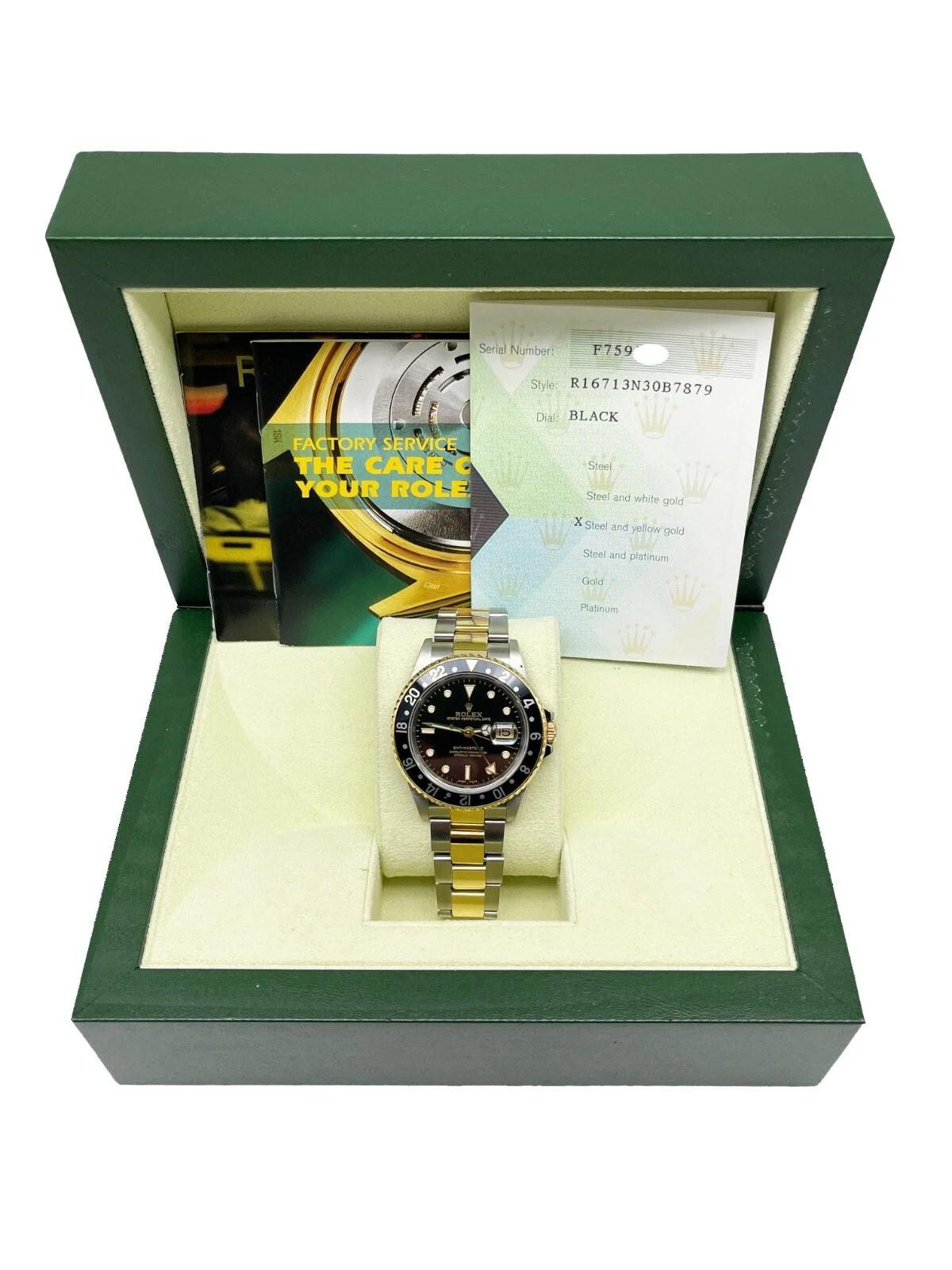 Rolex GMT Master II 16713 Schwarzes Zifferblatt 18K Gelbgold Stahl 40mm Box Papier 2006 im Zustand „Hervorragend“ im Angebot in San Diego, CA