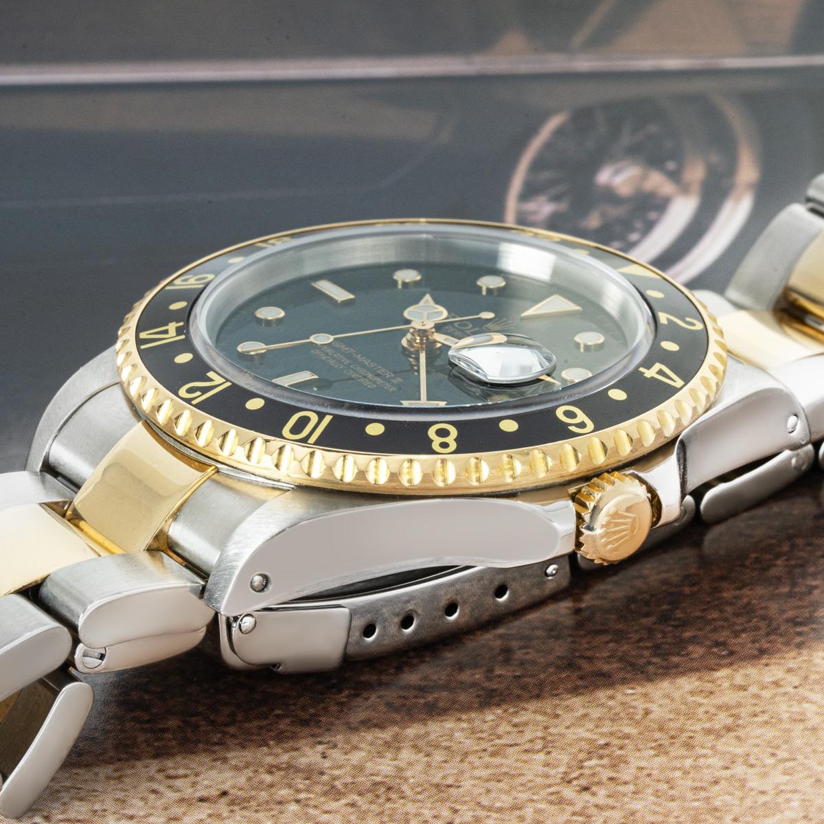Une GMT-Master II en acier inoxydable et en or jaune 18 carats de Rolex. Elle est dotée d'un cadran noir avec index appliqués, d'un guichet de date et d'une lunette tournante bidirectionnelle en or jaune 18 carats avec insert noir.

Dotée d'un verre