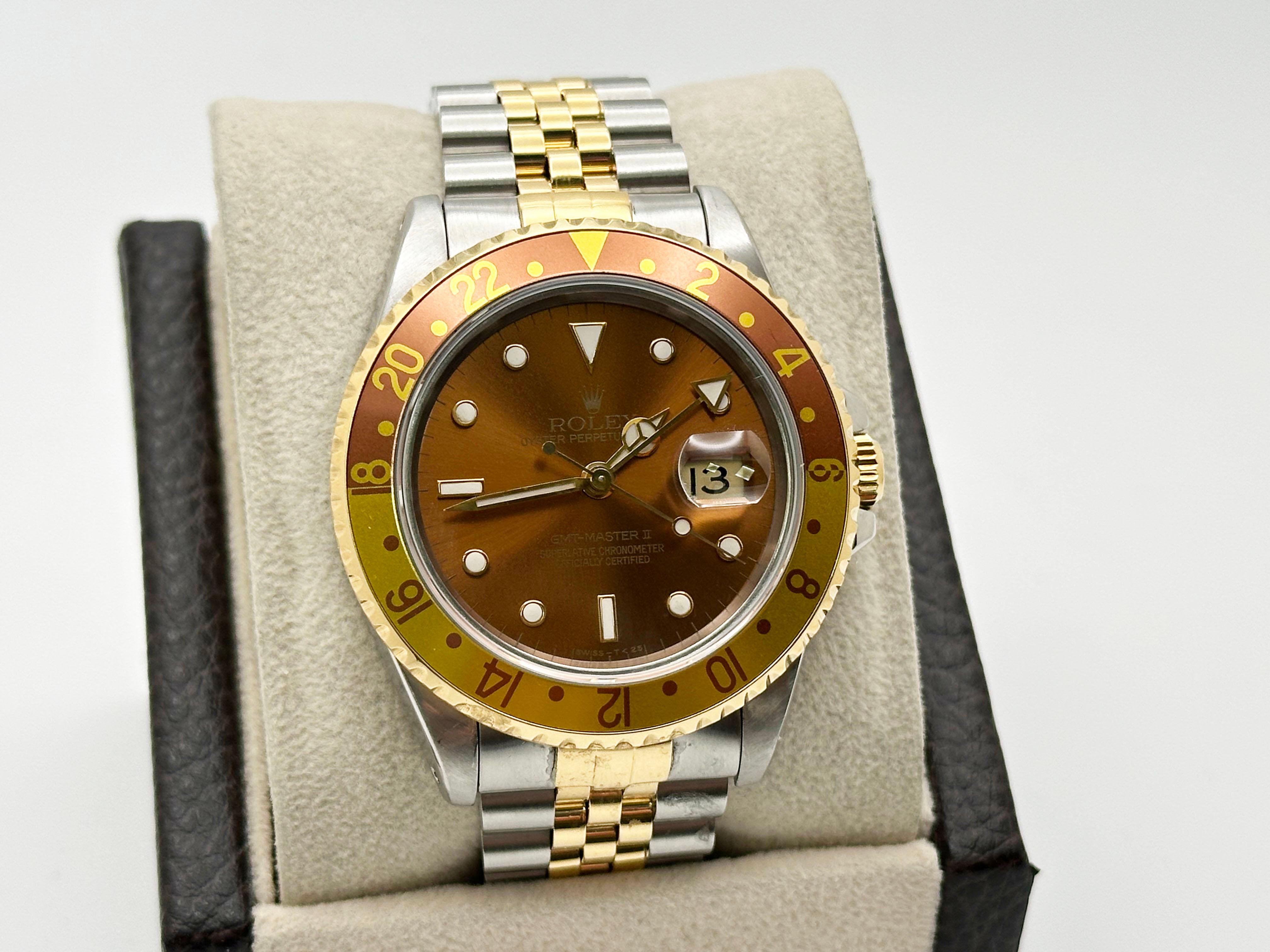 Stilnummer: 16713



Seriennummer: S322***



Jahr: 1993

 

Modell: Rolex GMT Master II

 

MATERIAL des Gehäuses: Rostfreier Stahl 

 

Band: 18K Gelbgold & Edelstahl Jubiläumsband

  

Lünette: 