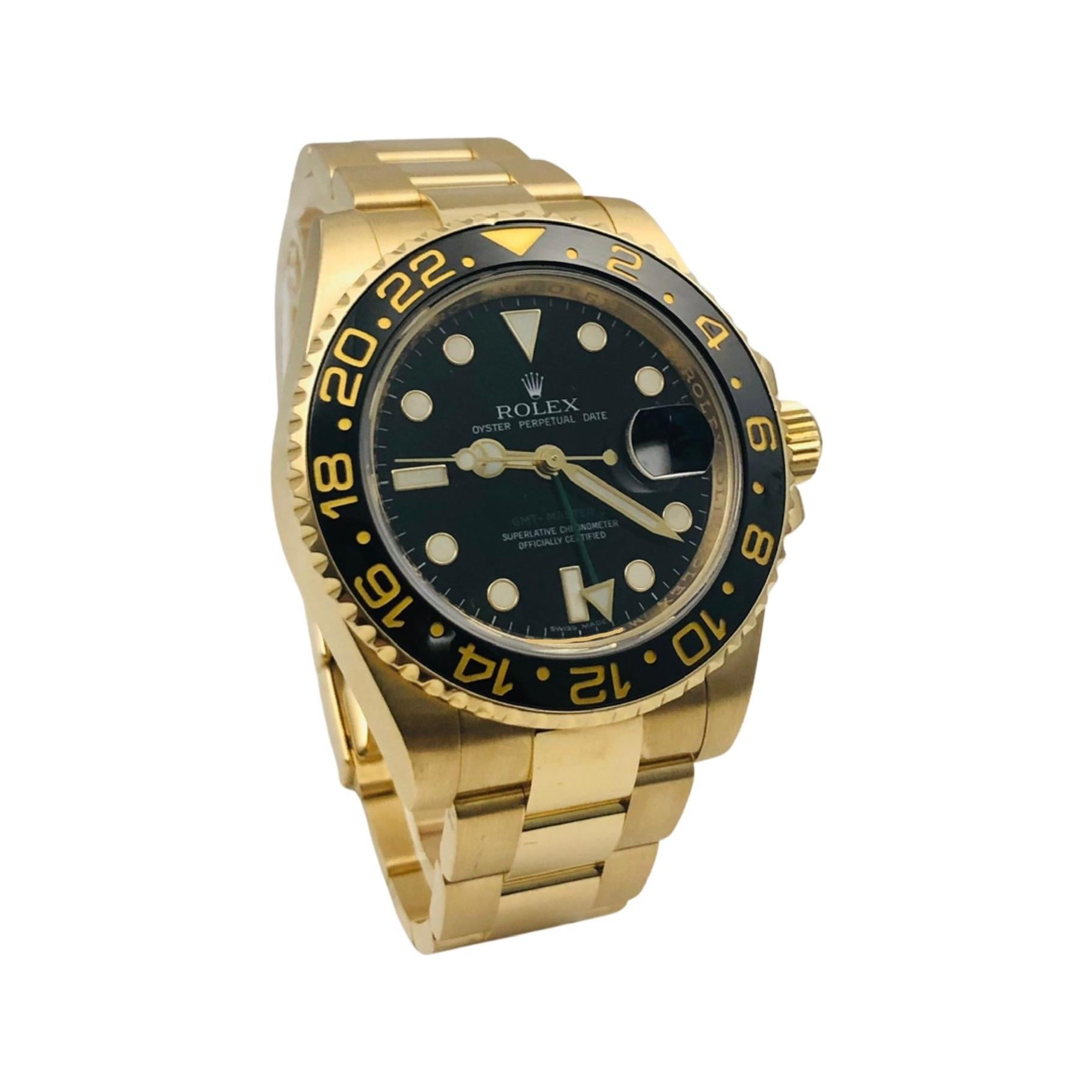 BESCHREIBUNG

Marke: Rolex

Modellname: GMT-Master II

Modellnummer: 116718LN

Uhrwerk: Automatisch

Gehäusegröße: 40 mm

Gehäusematerial: 18k Gelbgold

Zifferblatt: Schwarz

Lünette: Schwarzer keramischer oberer Ring

Stundenmarkierungen: