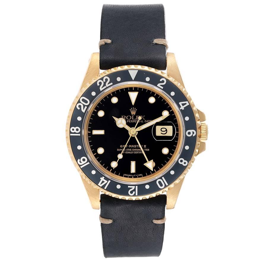 Rolex GMT Master II 18K Yellow Gold Black Dial Mens Watch 16718 Box Papers. Mouvement à remontage automatique officiellement certifié chronomètre. Boîtier en or jaune 18 carats de 40,0 mm de diamètre. Logo Rolex sur une couronne. Lunette tournante