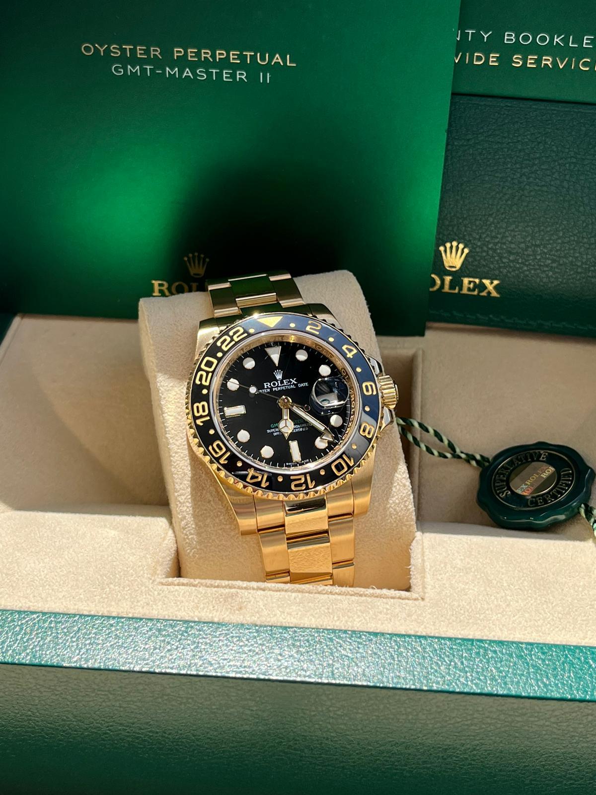 Moderniste Montre homme Rolex GMT-Master II Oyster Automatic Black en or jaune 18 carats 116718 en vente