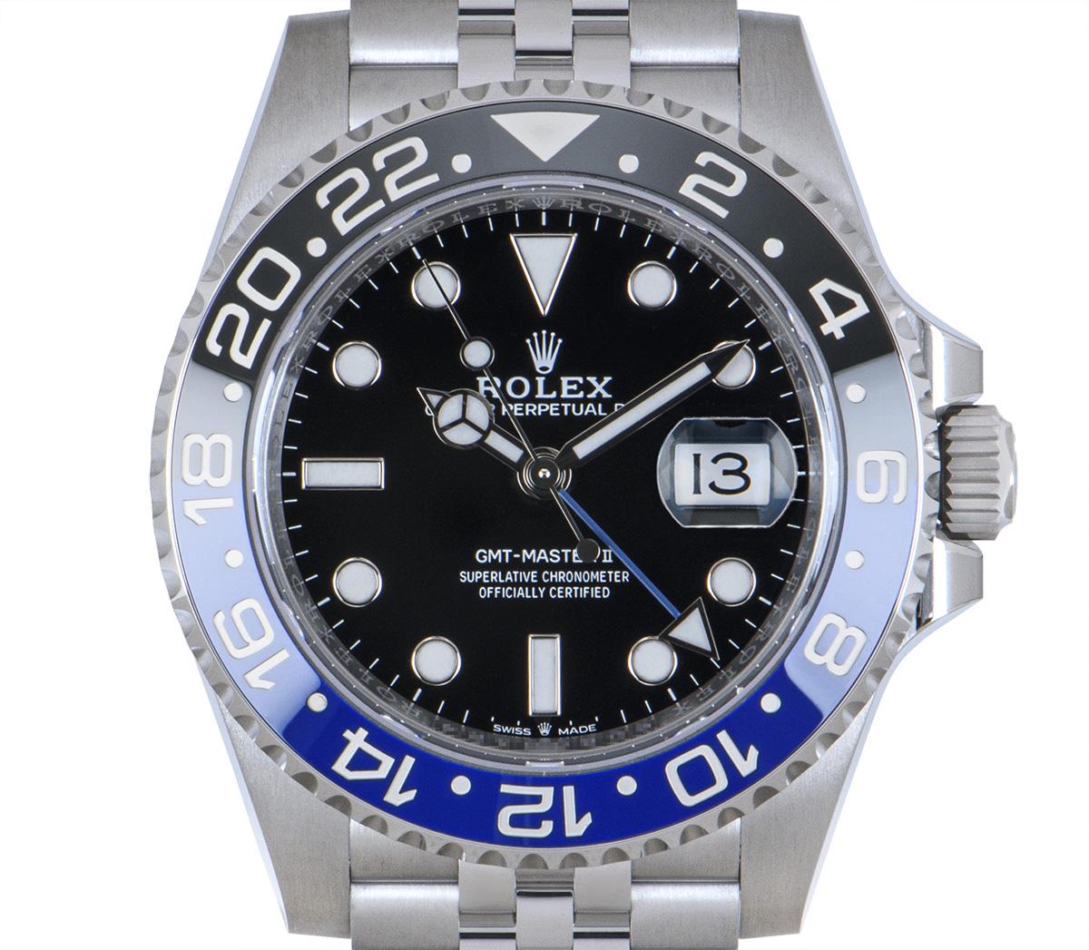 Une GMT-Master II Batgirl en Oystersteel de Rolex. Cadran noir avec date et aiguille bleue du second fuseau horaire. La lunette tournante bidirectionnelle en céramique bleue et noire présente un affichage gradué sur 24 heures.

La 126710BLNR est