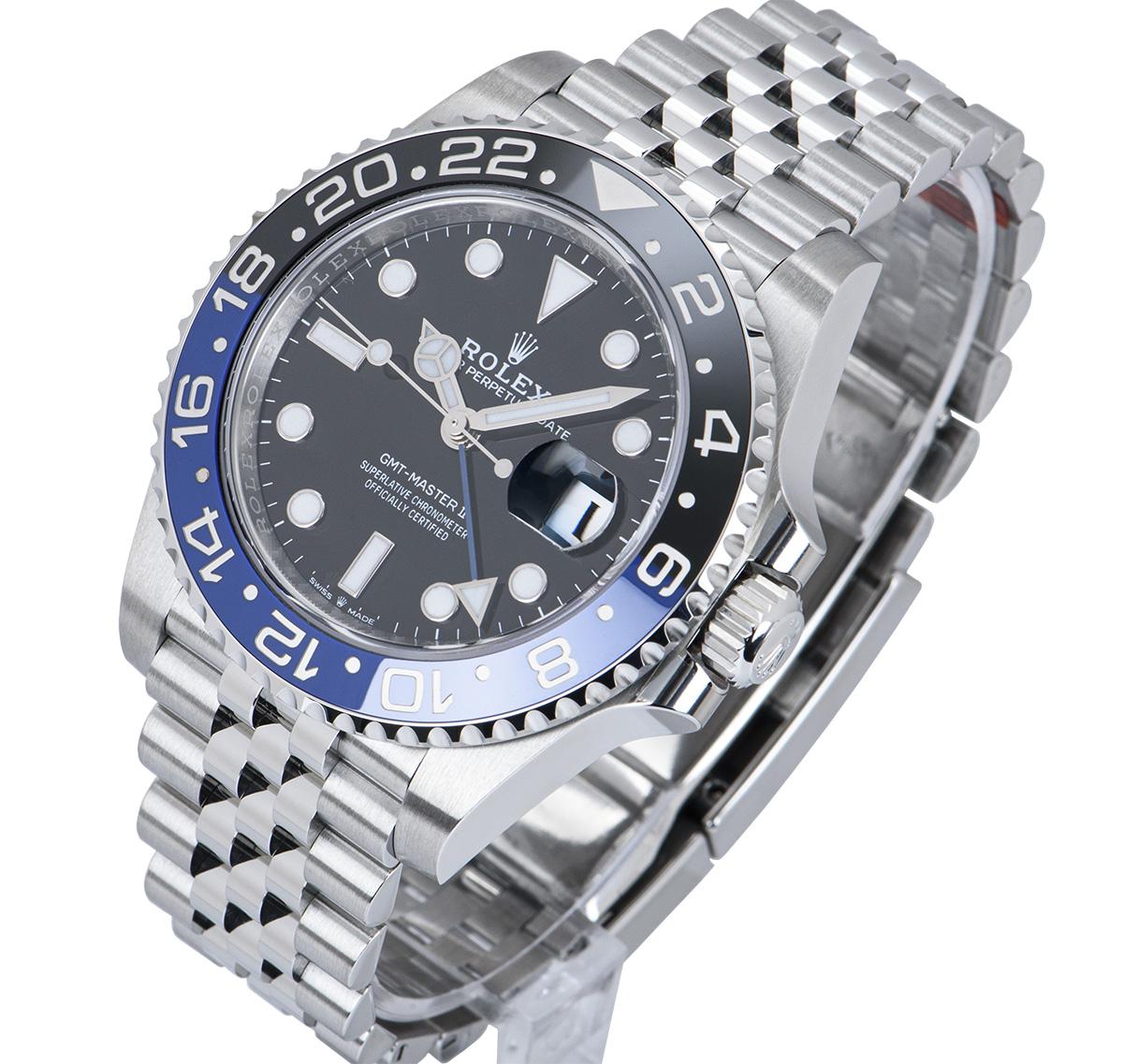 Une GMT-Master II Batgirl en Oystersteel de Rolex. Cadran noir avec date et aiguille bleue du second fuseau horaire. La lunette tournante bidirectionnelle en céramique bleue et noire présente un affichage gradué sur 24 heures.

La 126710BLNR est