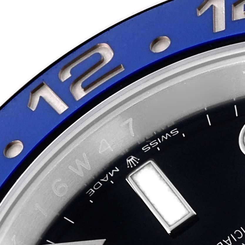Rolex GMT Master II Batgirl Black Blue Bezel Steel Mens Watch 126710 Card. Mouvement automatique à remontage automatique, officiellement certifié chronomètre. Boîtier en acier inoxydable de 40 mm de diamètre. Logo Rolex sur la couronne. Lunette GMT