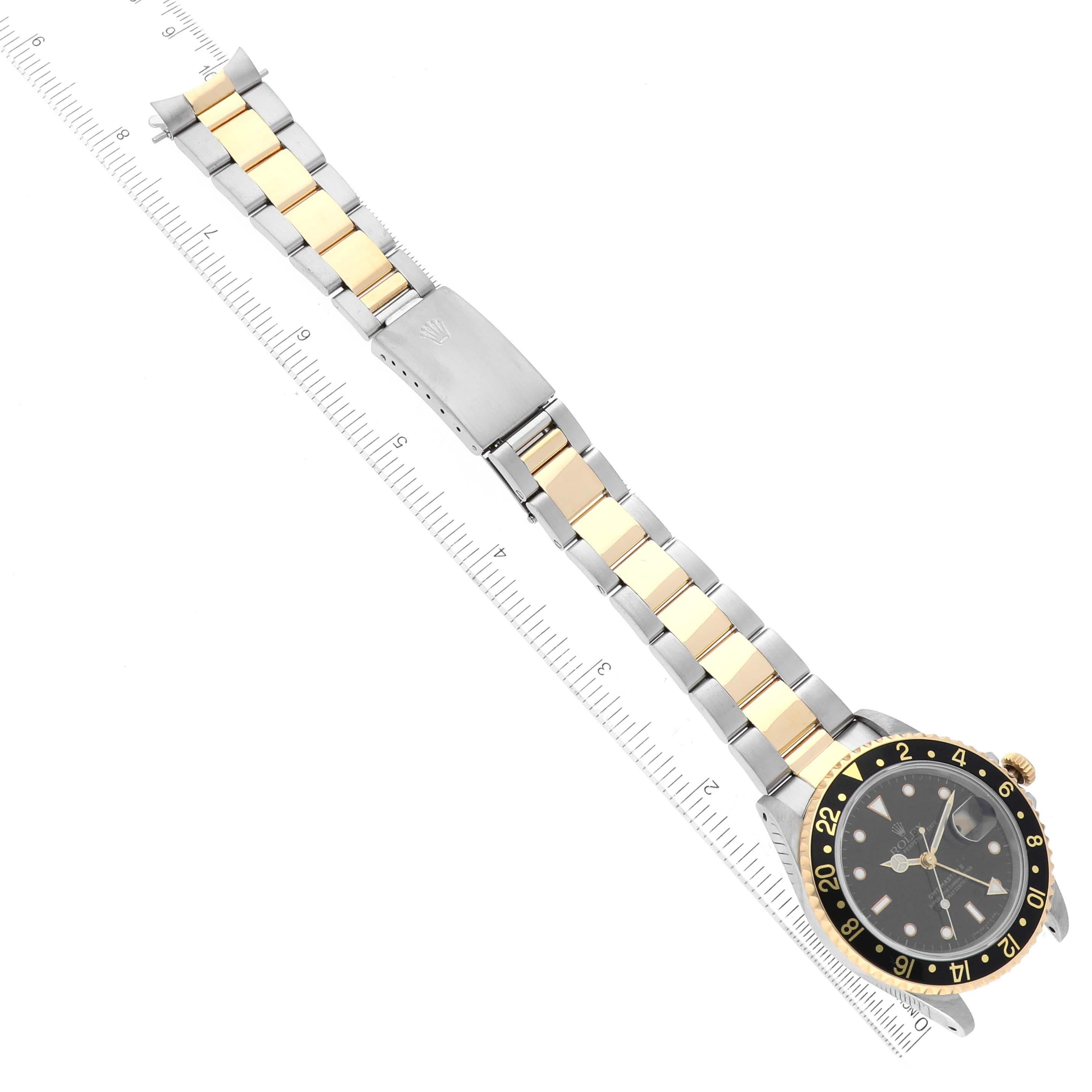 Rolex GMT Master II cadran noir or jaune acier montre homme 16713. Mouvement automatique à remontage automatique, officiellement certifié chronomètre. Boîtier en acier inoxydable de 40 mm de diamètre. Logo Rolex sur une couronne. Lunette tournante