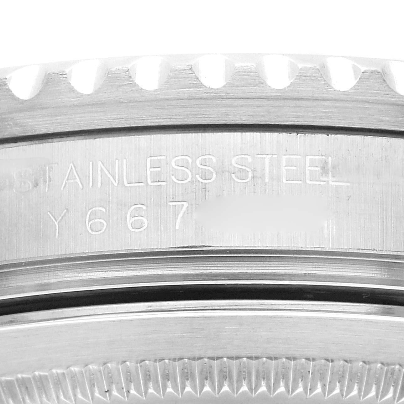 Rolex GMT Master II Black Red Coke Bezel Steel Mens Watch 16710. Mouvement automatique à remontage automatique, officiellement certifié chronomètre. Boîtier en acier inoxydable de 40 mm de diamètre. Logo Rolex sur la couronne. Lunette tournante