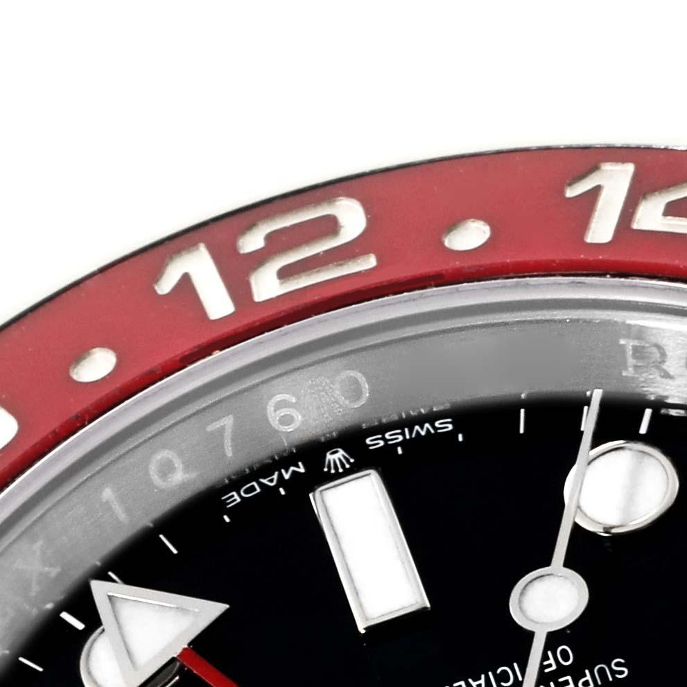 Rolex GMT Master II Azul Rojo Pepsi Bisel Acero Reloj Hombre 126710 Caja Tarjeta. Movimiento automático con certificado oficial de cronómetro. Caja de acero inoxidable de 40 mm de diámetro. Logotipo Rolex en la corona. Bisel giratorio bidireccional