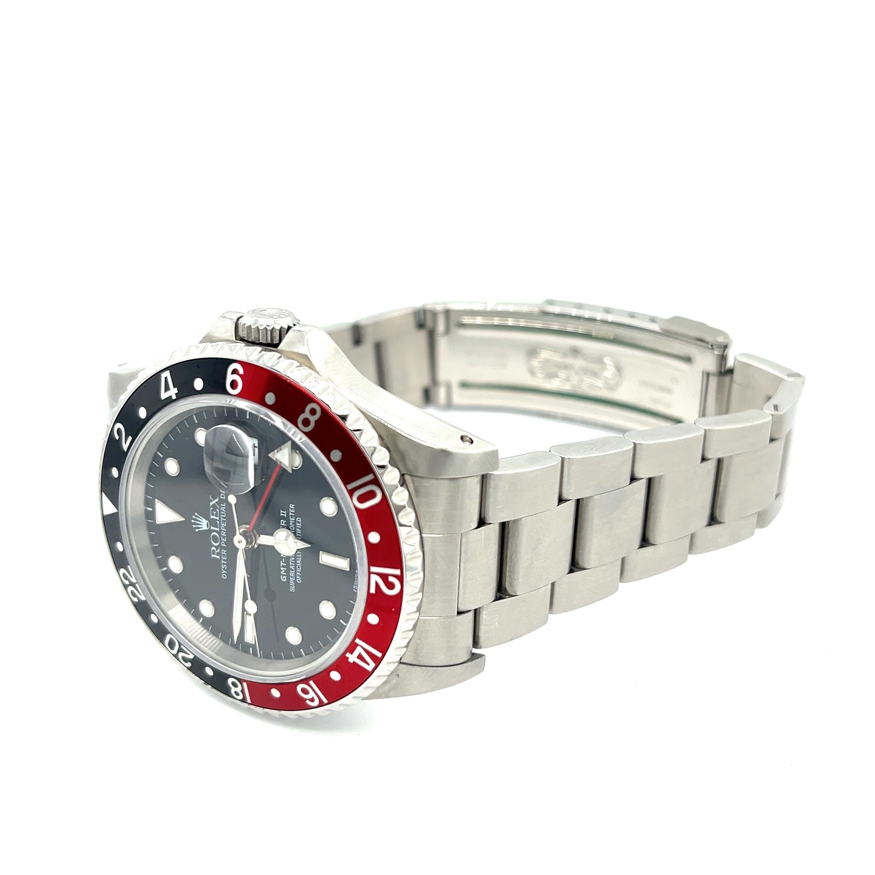 Diese klassische Rolex GMT-Master II ref. 16710 (1996) aus Edelstahl verfügt über ein 40-mm-Stahlgehäuse mit einer markanten rot-schwarzen 
