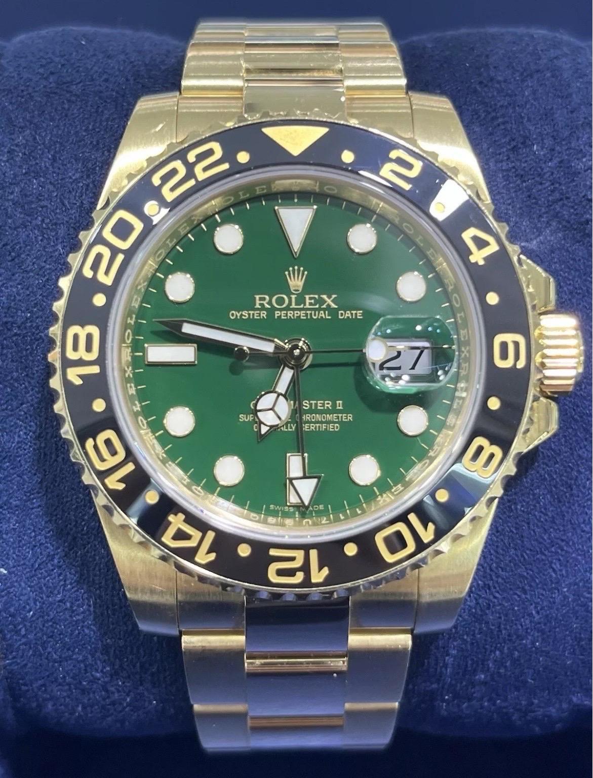 Atrevido, raro e icónico al instante, este Rolex GMT-Master II Ref. 116718LN es una declaración de prestigio y rendimiento. Fabricado íntegramente en oro amarillo macizo de 18 quilates, este reloj de 40 mm presenta una llamativa esfera verde con