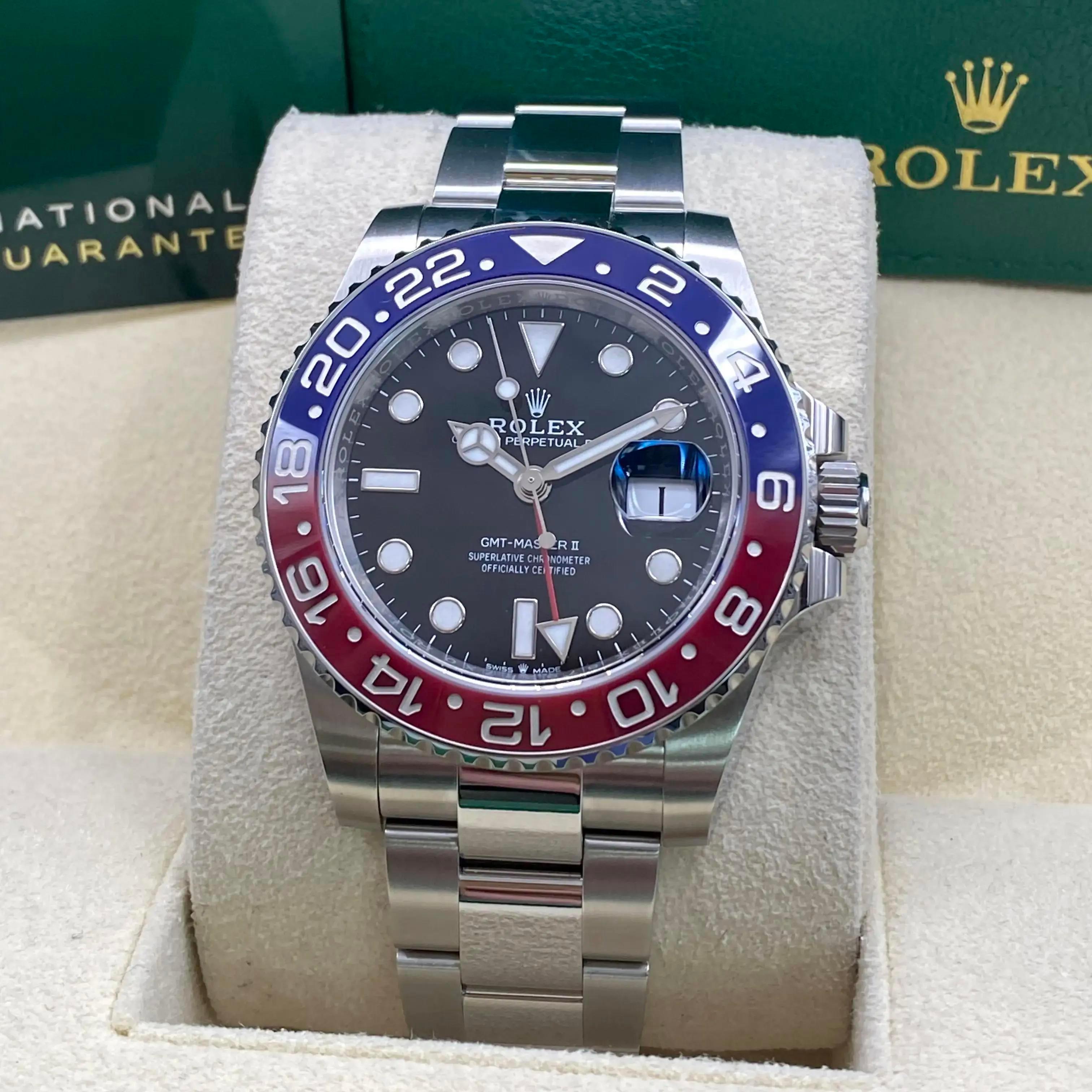 Aus Vorbesitz in ausgezeichnetem Zustand. Kommt mit Originalverpackung und Papieren.

Rolex GMT-Master II 