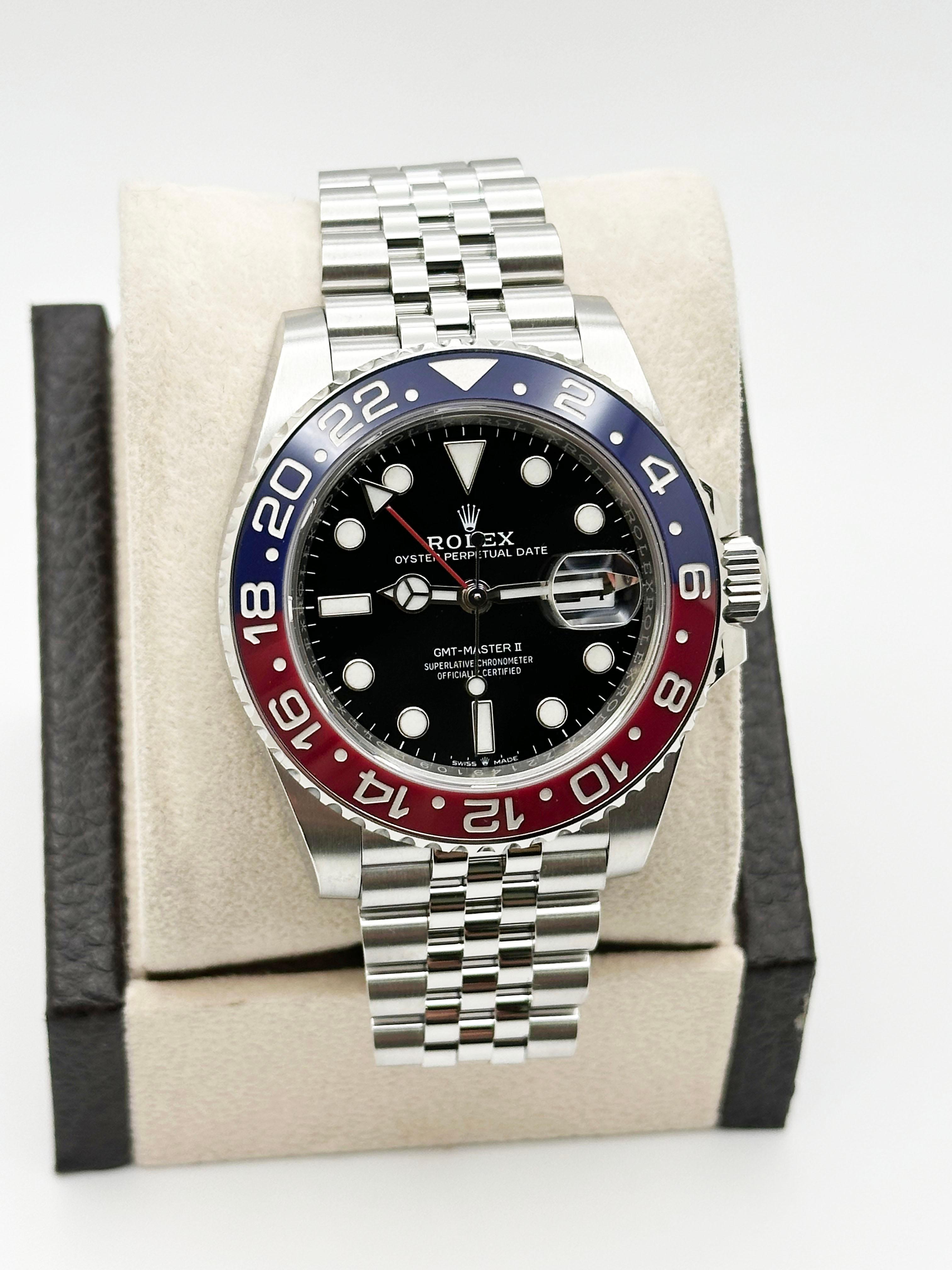 Numéro de style : 126710BLRO



Série : Z2149***



Année : 2018

 

Modèle : Rolex GMT Master II 

 

Matériau du boîtier : Acier inoxydable 

 

Bracelet : bracelet jubilé en acier inoxydable

  

Lunette : Pepsi - Lunette en céramique rouge et